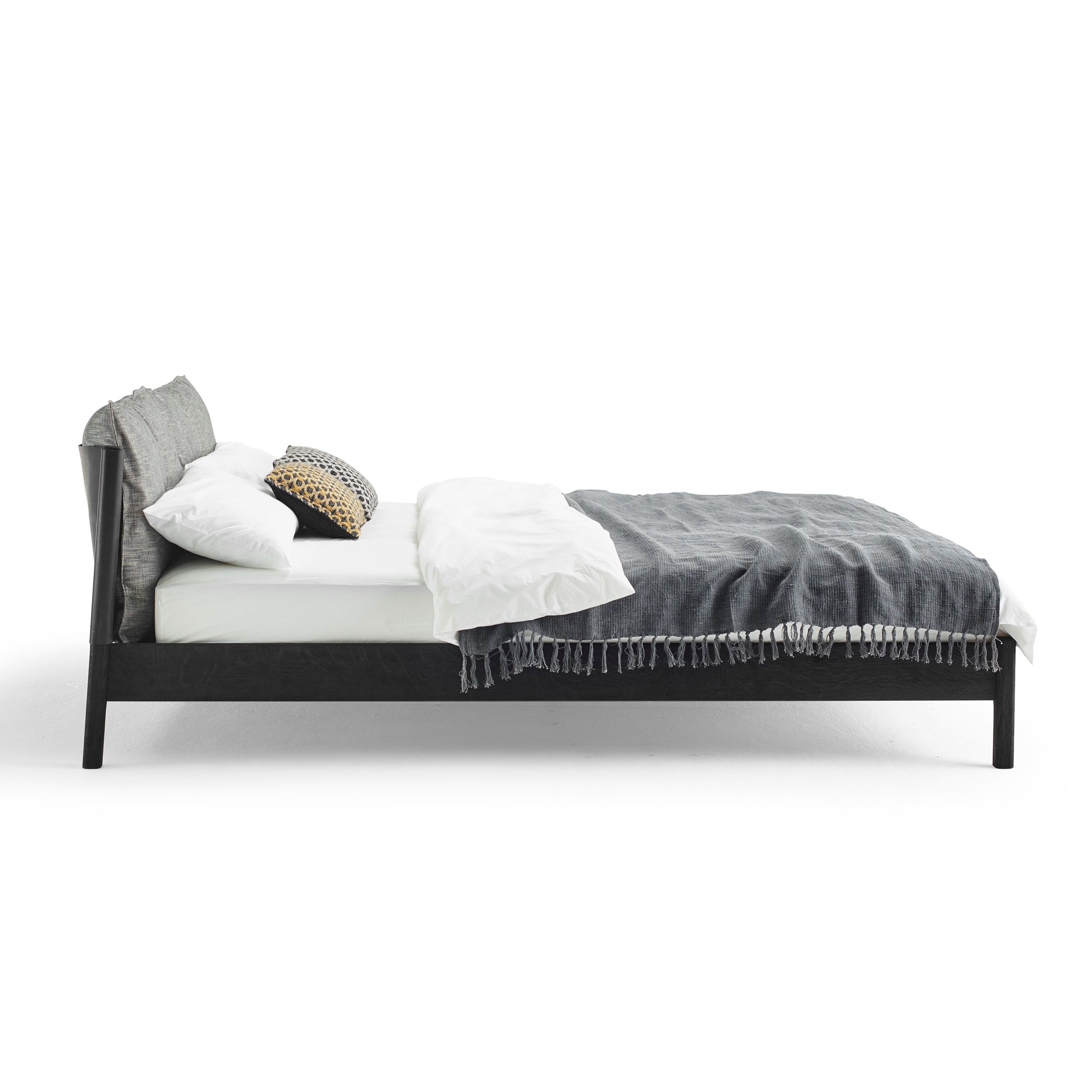 Bettgestell LIV von Möller Design in schwarz als Freisteller 01

