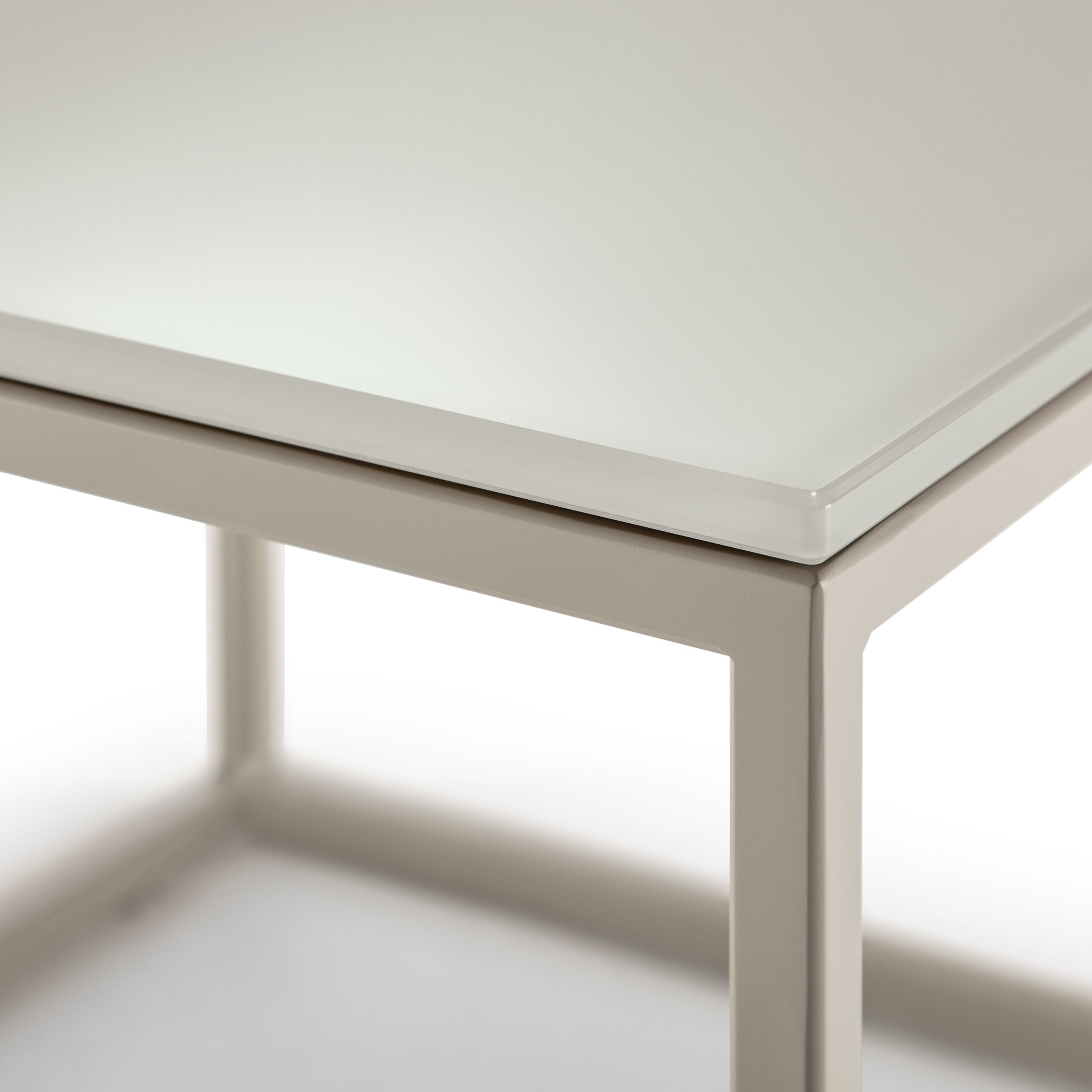 Couchtisch 912 Detailbild Platte in grau von Rolf Benz