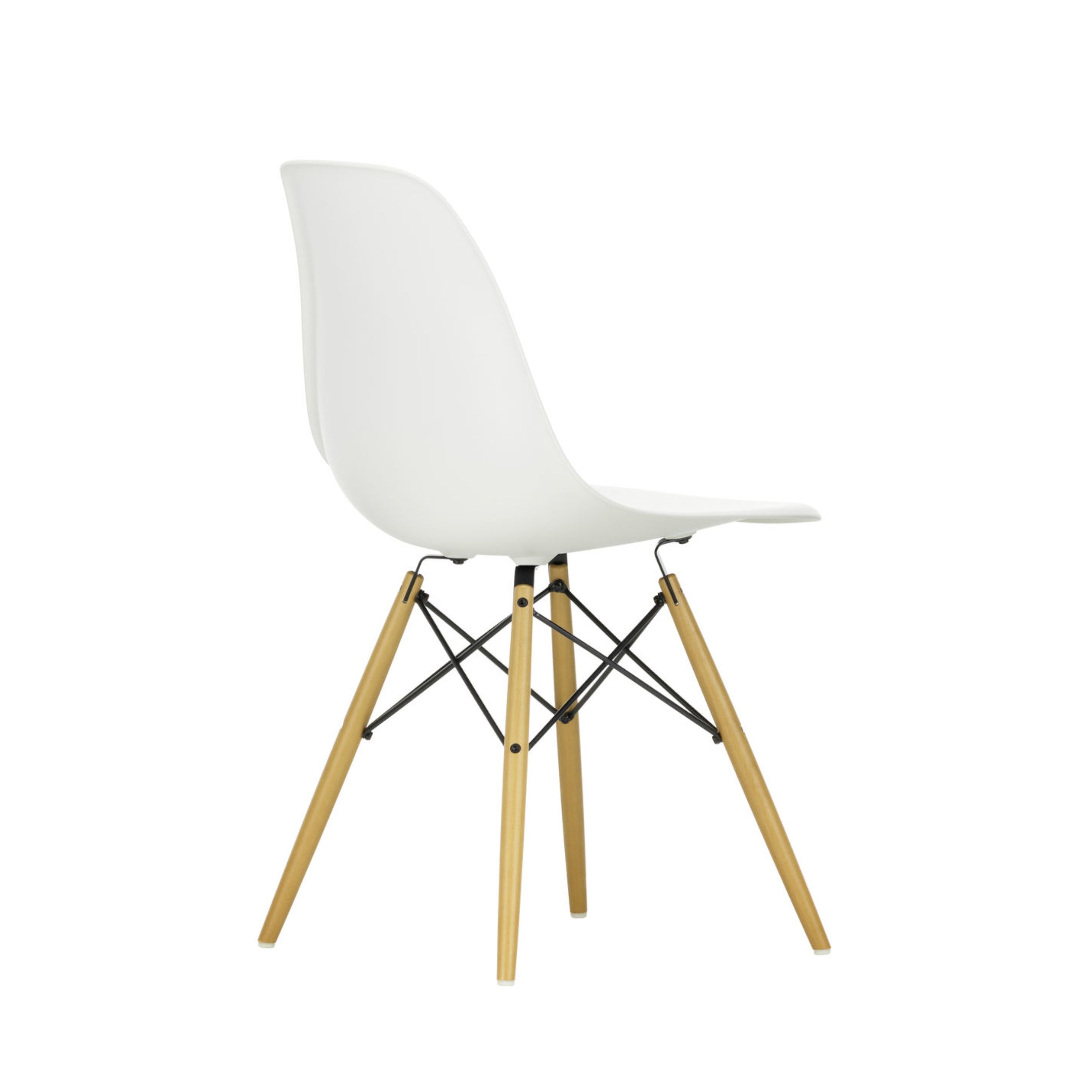 Plastic Side Chair DSW von Vitra in weiß mit Beinen in Ahorn als Freisteller von schräg hinten.