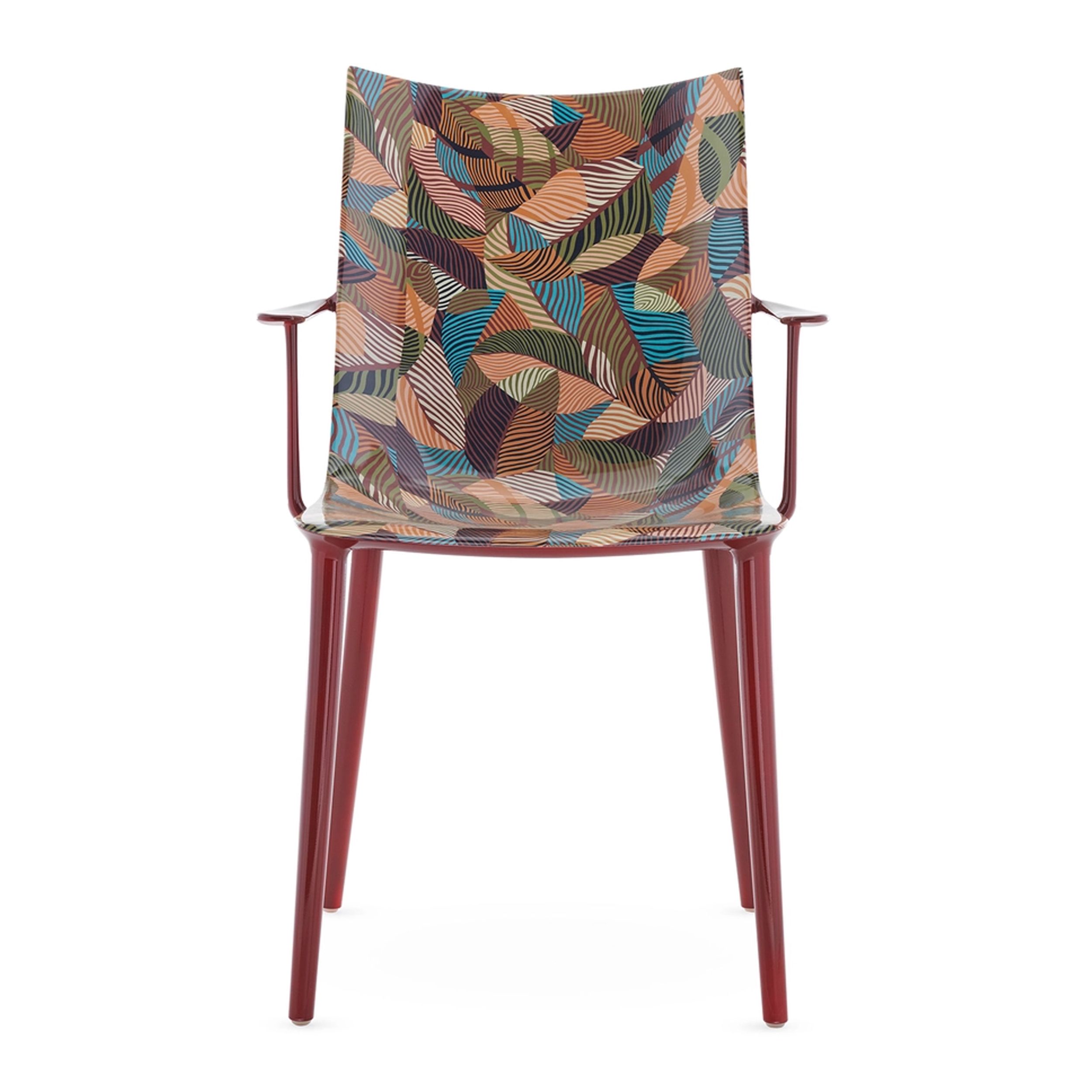 Zu sehen ist in frontaler Ansicht der Outdoor-Armlehnstuhl H.H.H. aus der Kartell x Liberty-Edition "Graphic Impression" mit bordeauxrotem Gestell und einer mit floralem Muster bedruckten Sitzschale. 