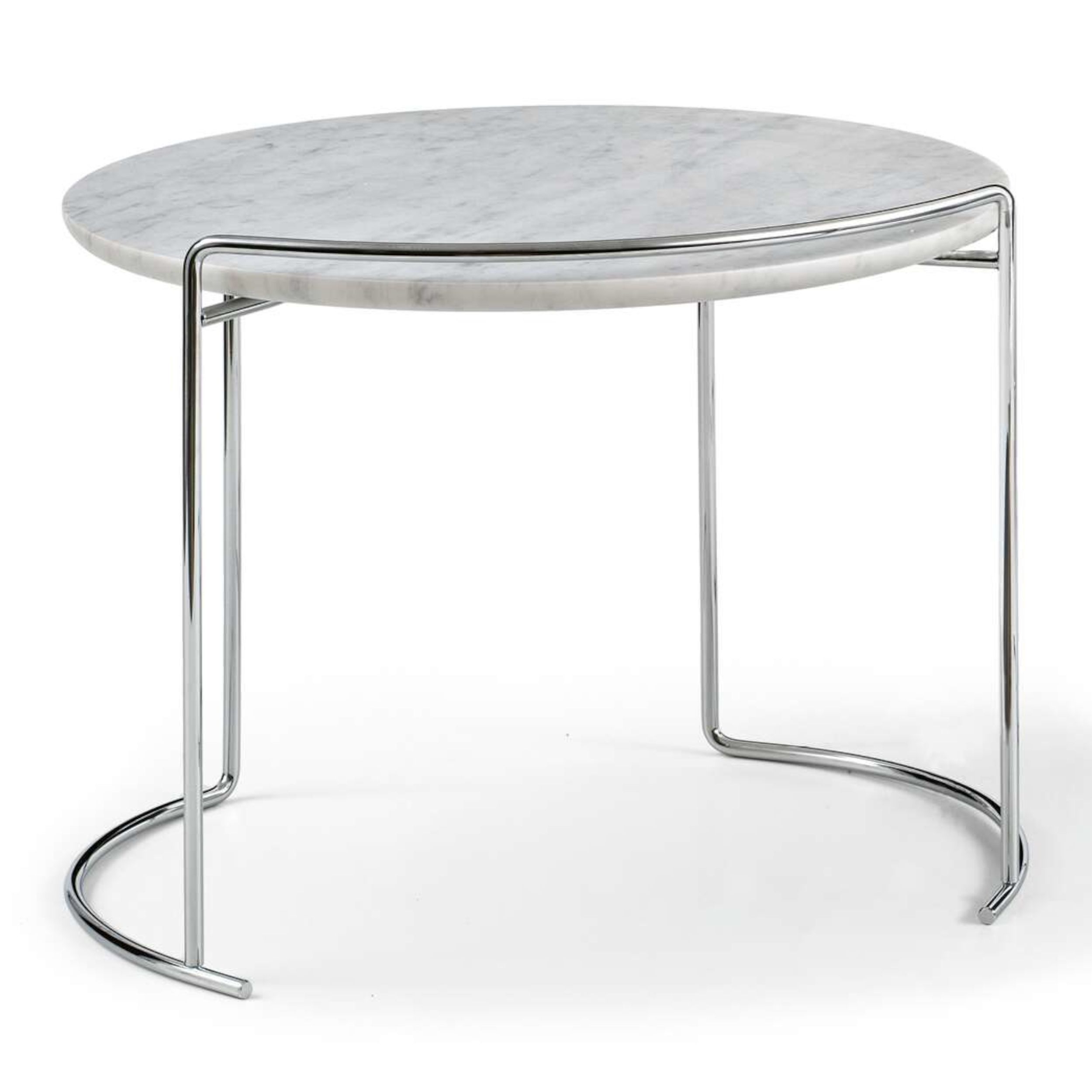 Ovaler Beistelltisch Djuna von Cassina mit weißer Marmorplatte und filigranem Chromgestell vor einem weißem Hintergrund.
