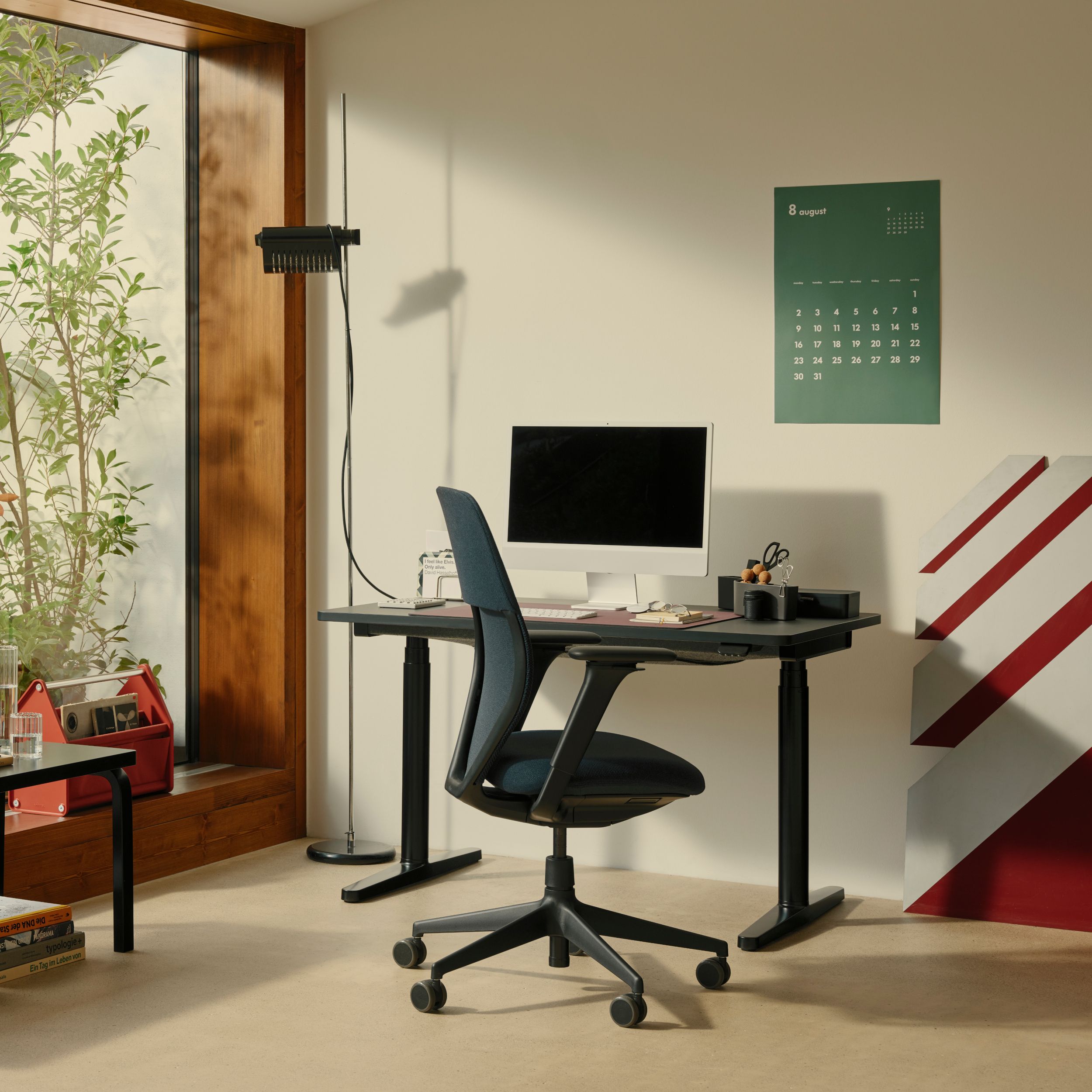 Bürostuhl ACX Mesh von Vitra in schwarz als Milieubild.