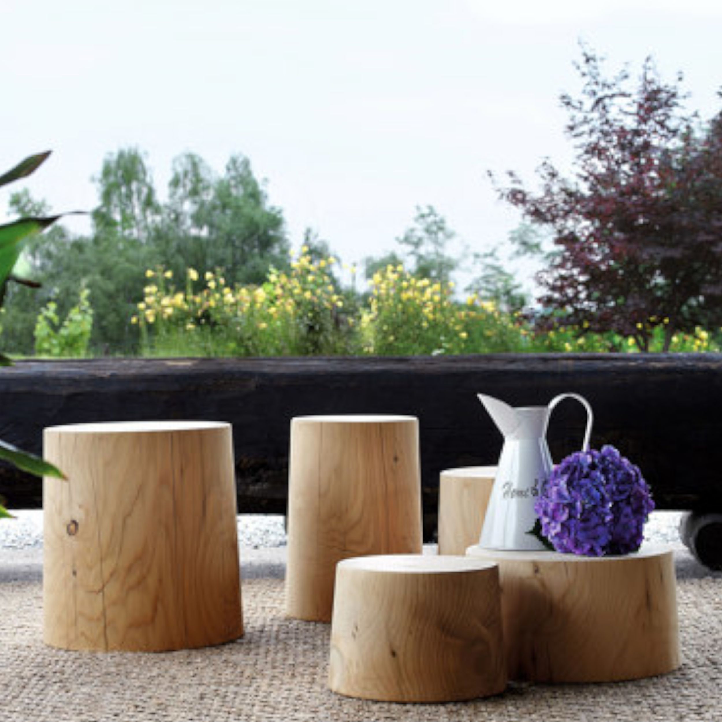 Beistelltisch Legno Vivo 6 von Riva in Zeder natur als Milieubild.