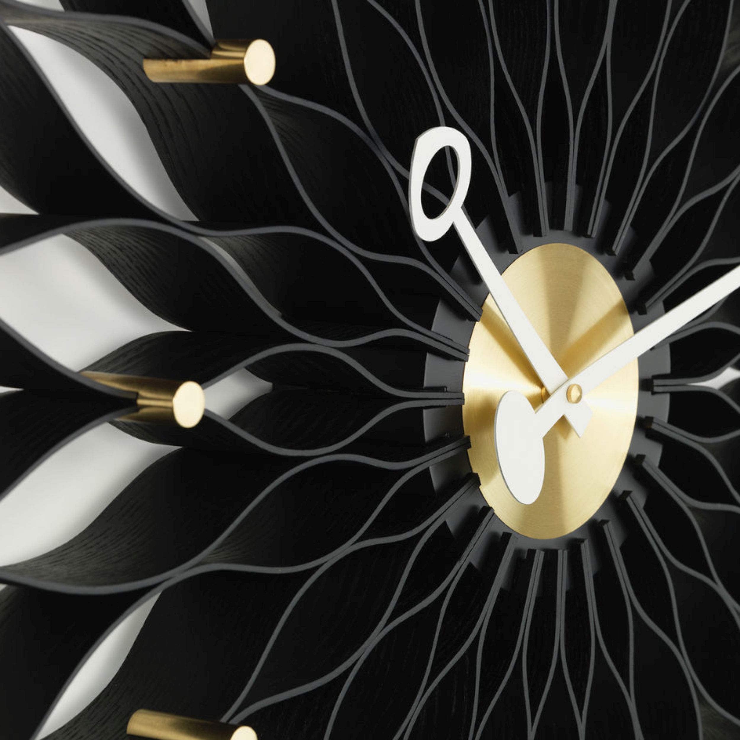 Wanduhr Sunflower Clock von Vitra in schwarz als Detailaufnahme.