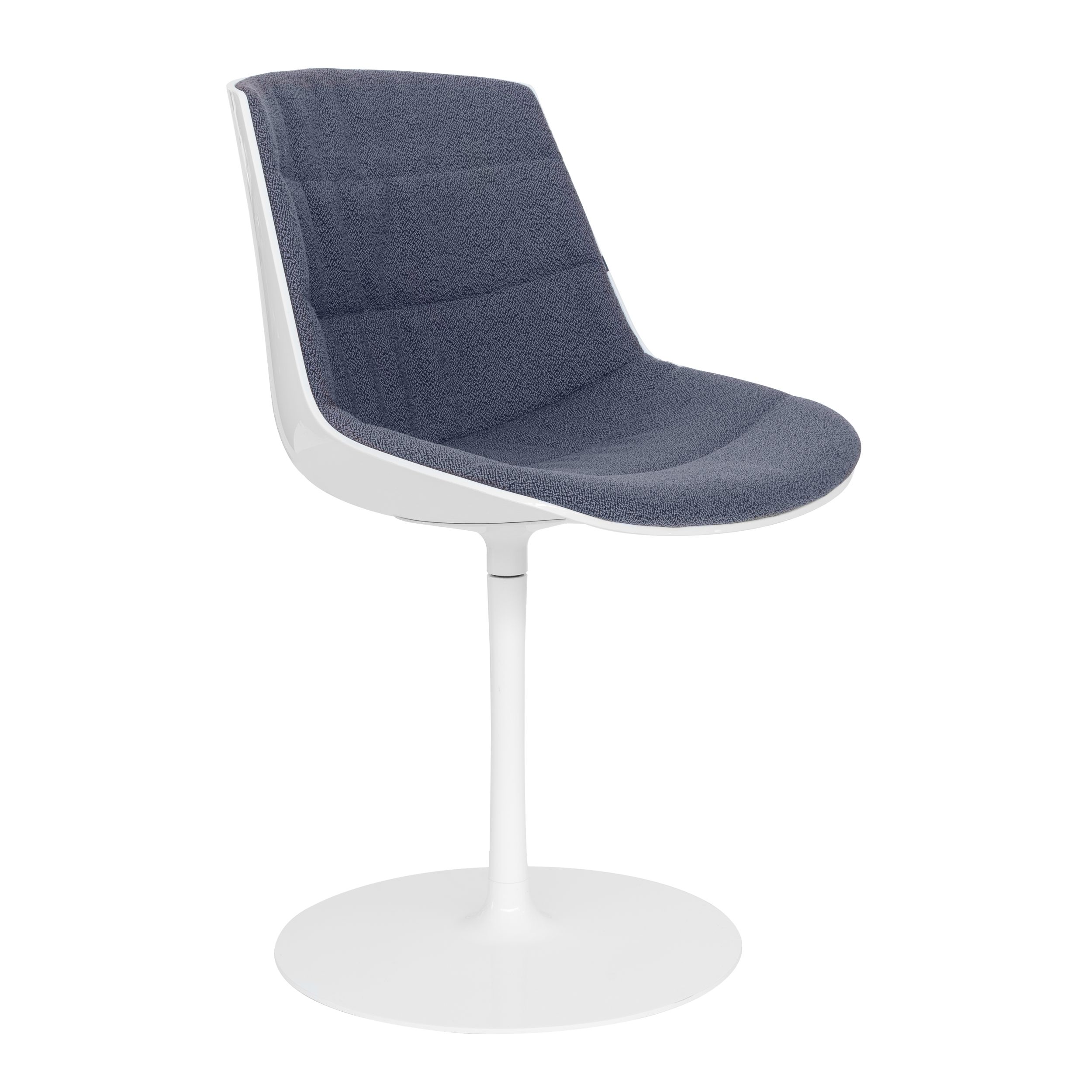Moderner Stuhl Flow Chair Color von MDF Italia mit weißem Drehgestell und grau gepolsterter Sitzschale vor einem weißen Hintergrund.