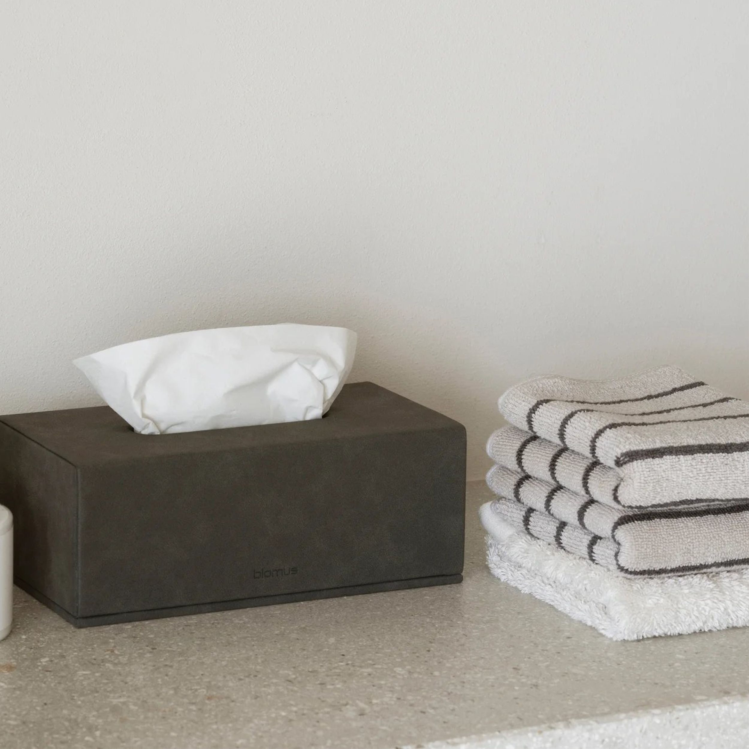 Gästehandtuch 2er Set Arto von Blomus beige/grau gestreift auf hellem Untergrund mit schwarzer, gefüllter Kosmetikbox