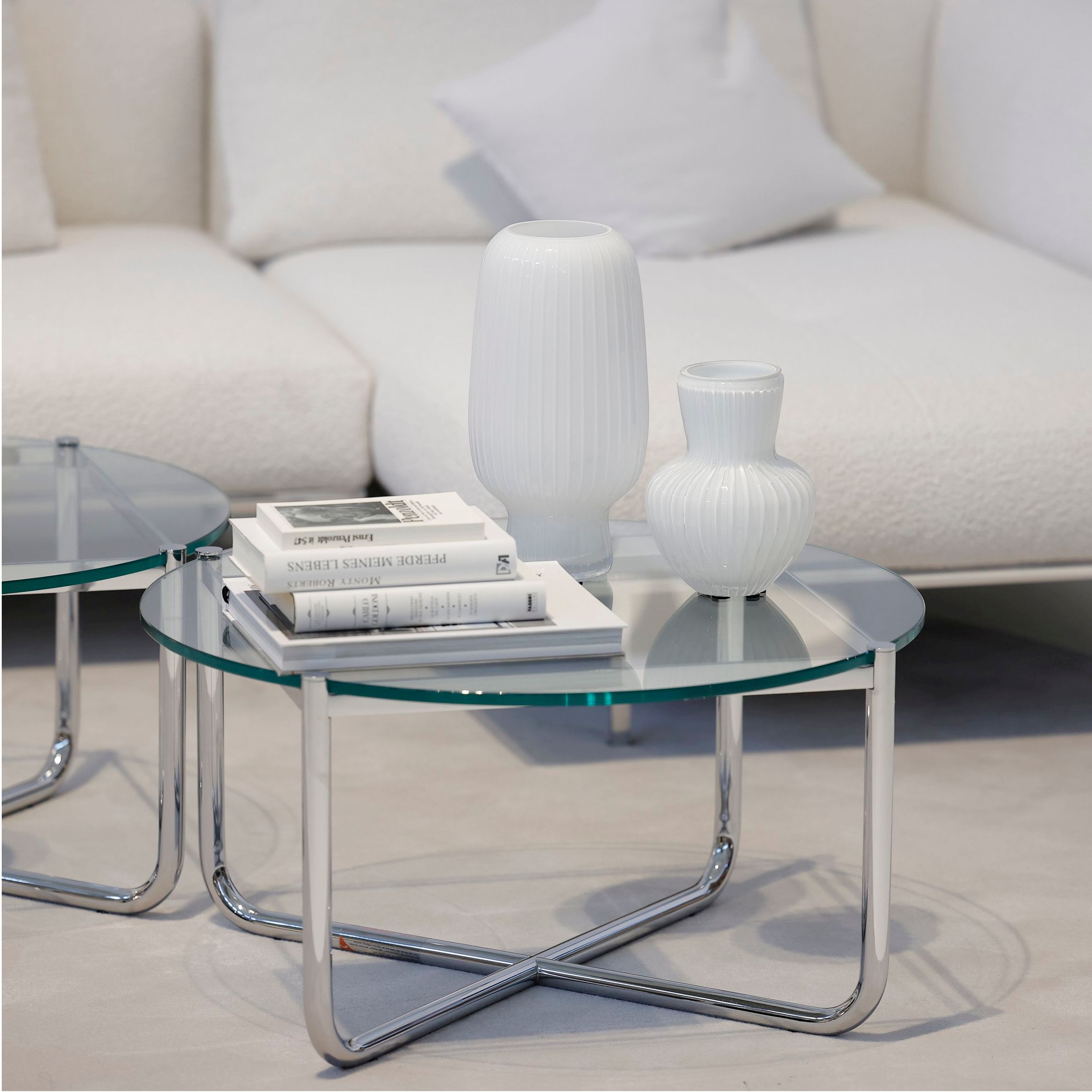 Couchtisch MR von Knoll International in Klarglas als Milieubild.