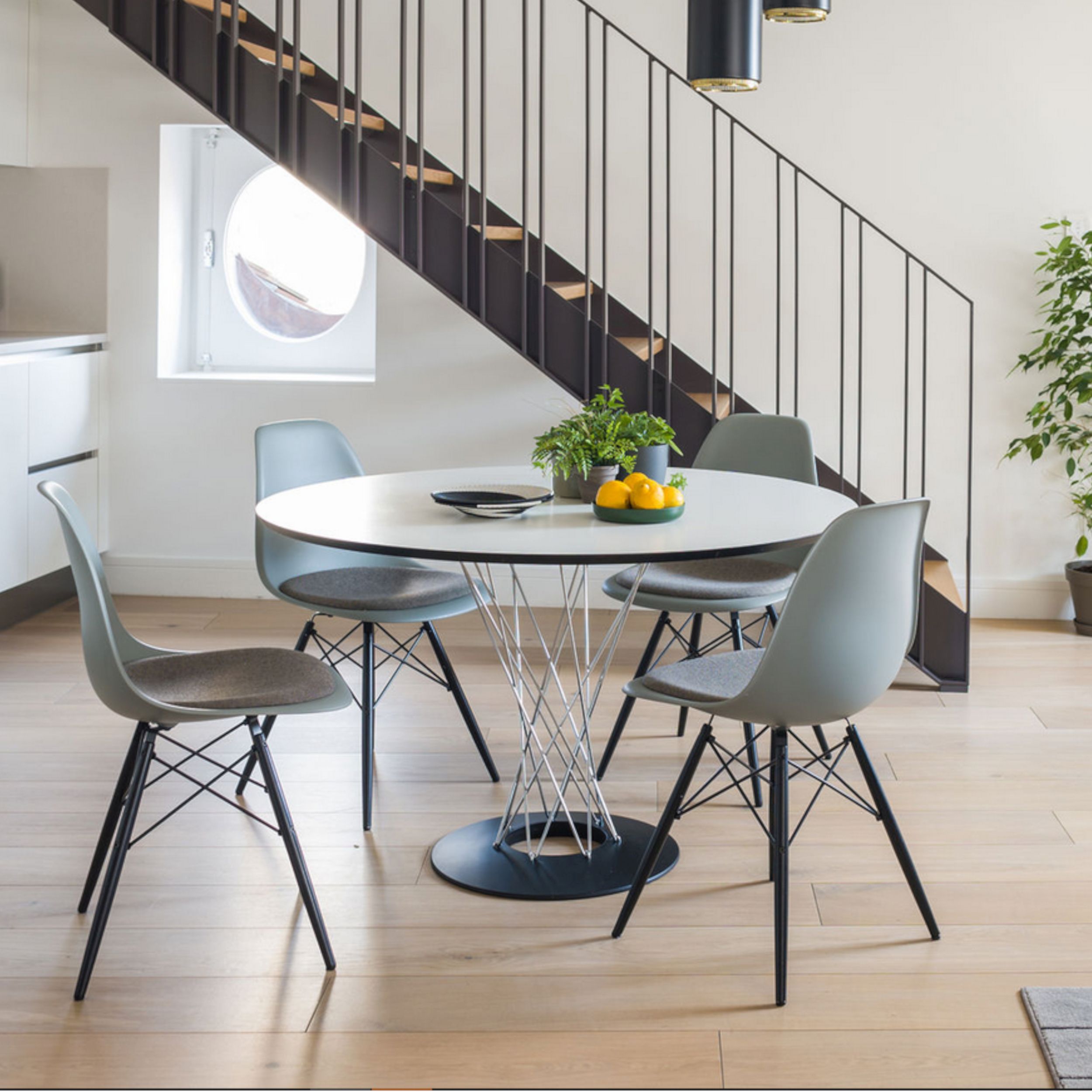 Esstisch Dining Table von Vitra in weiß Milieubild