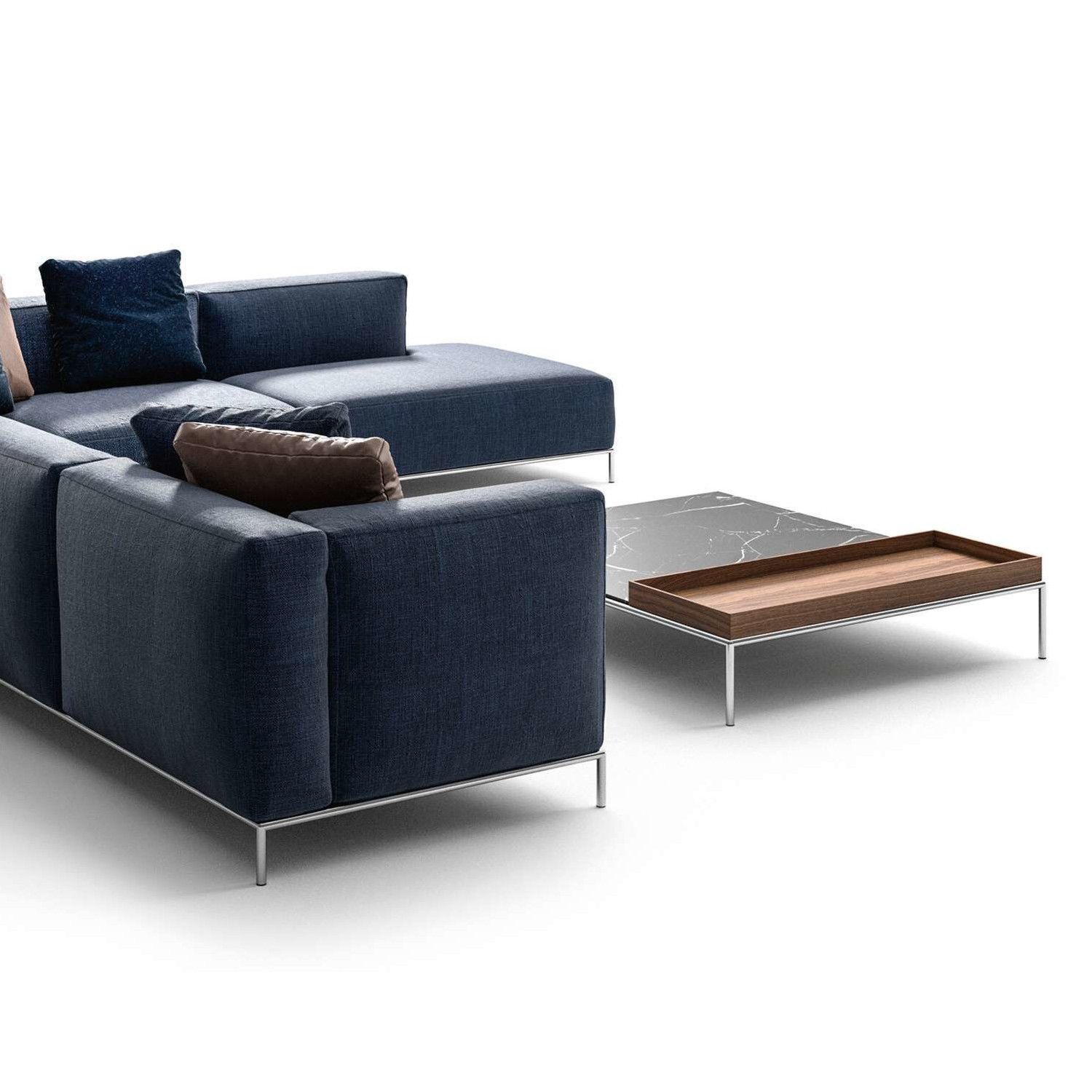 Couchtisch Mex-Hi von Cassina in schwarzem Marmor mit Nussbaumtablett im Milieubild mit Sofa Mex Hi.