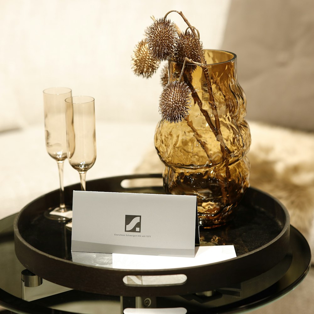 Tablet mit Sektgläsern, Vase und Einrichten Schweigert Geschenk Gutschein