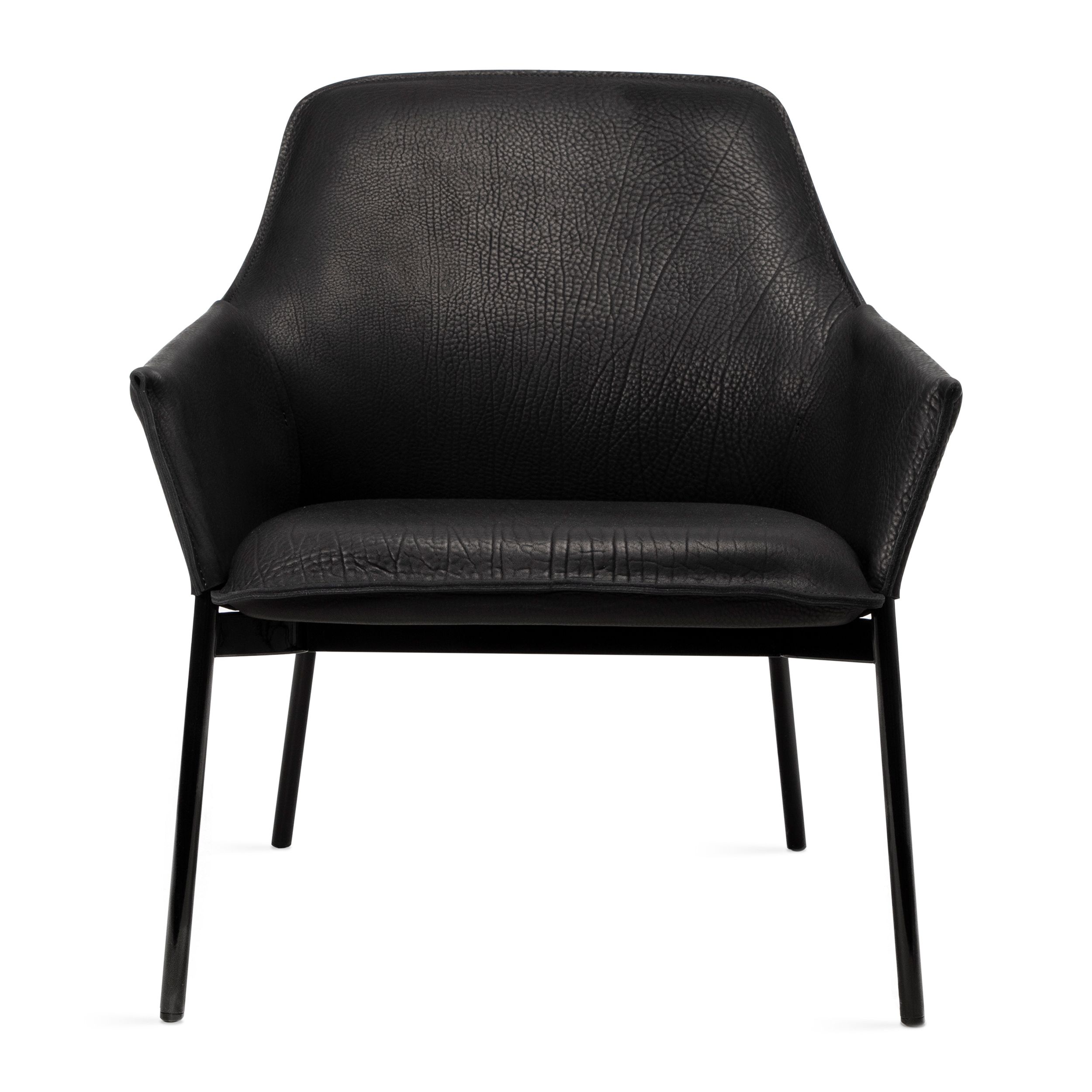 Zu sehen ist in frontaler Ansicht ein moderner schwarzer Ledersessel, Modell Grace Lounge Lowback von Freifrau, vor einem weißen Hintergrund. Der Sessel hat hohe schwarze Metallbeine und schlanke Armlehnen.
