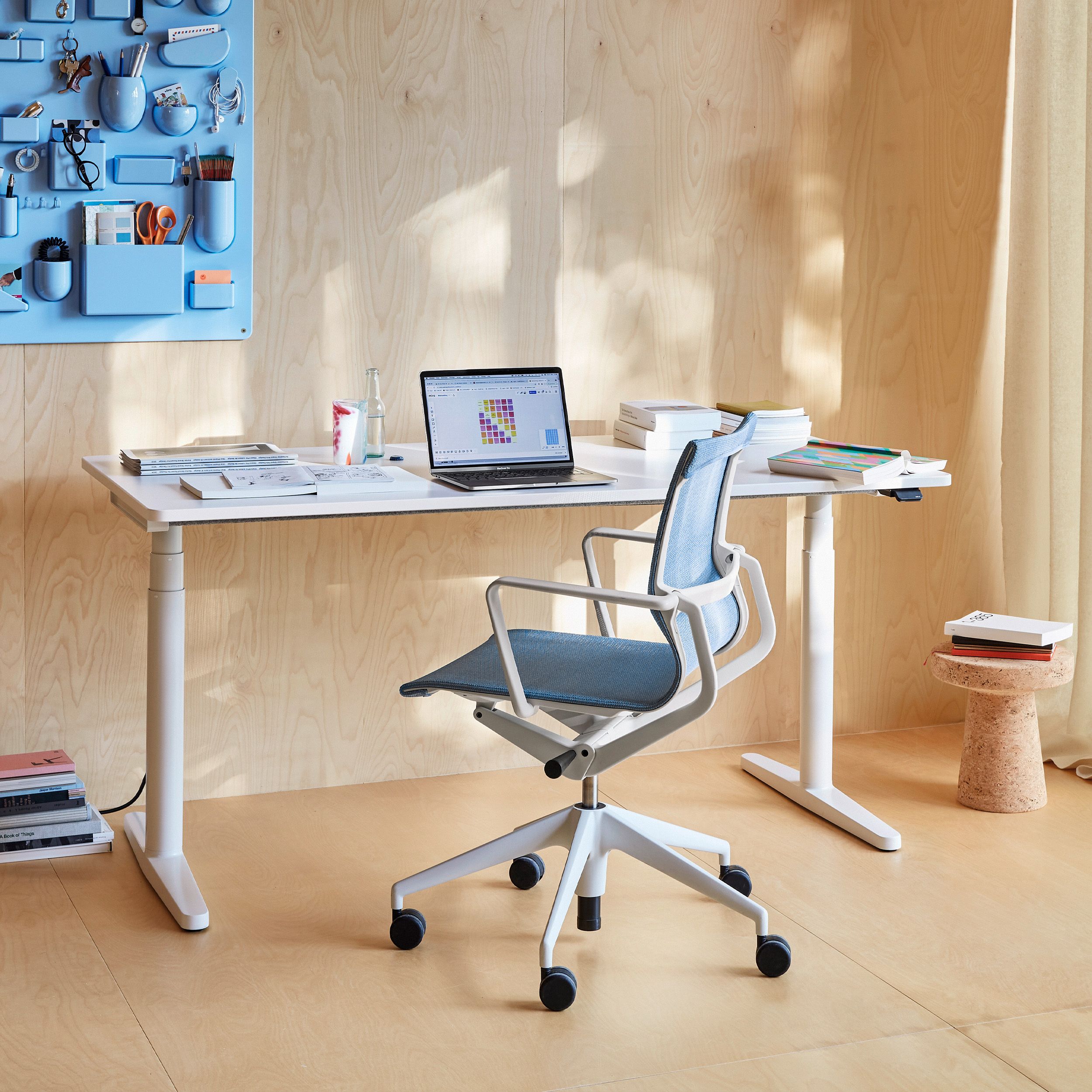 Schreibtisch Tyde 2 von Vitra in weiß im Milieubild mit Bürostuhl Physix.