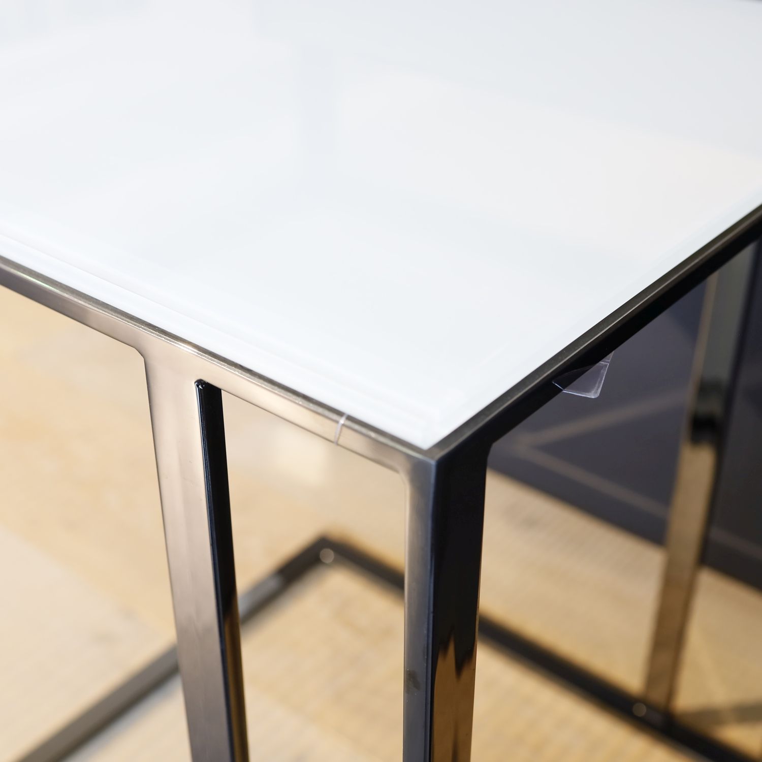 Beistelltisch Kendo von Draenert mit weißer Glasplatte als Detailaufnahme.