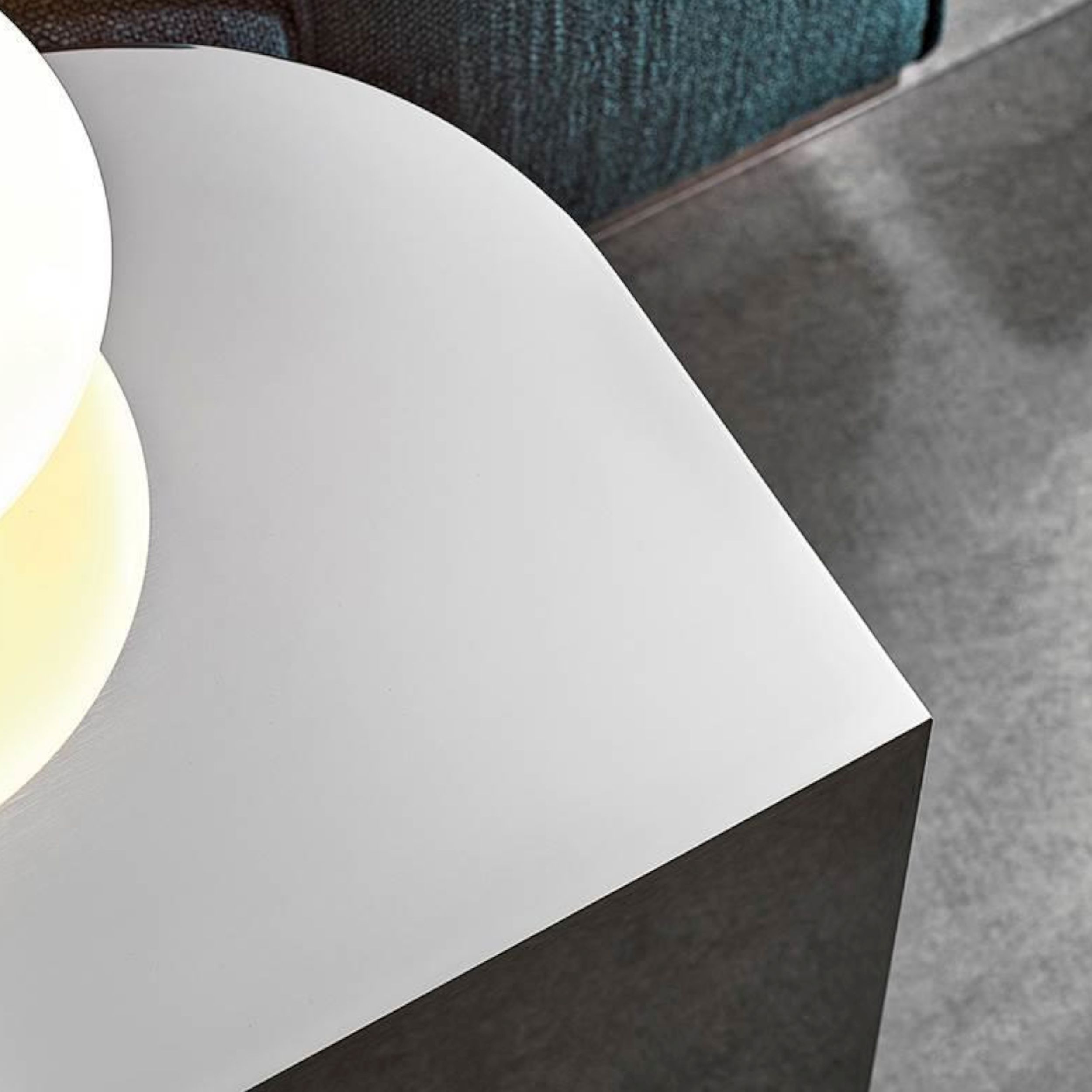 Verchromter Beistelltisch James von Minotti in Detailaufnahme.
