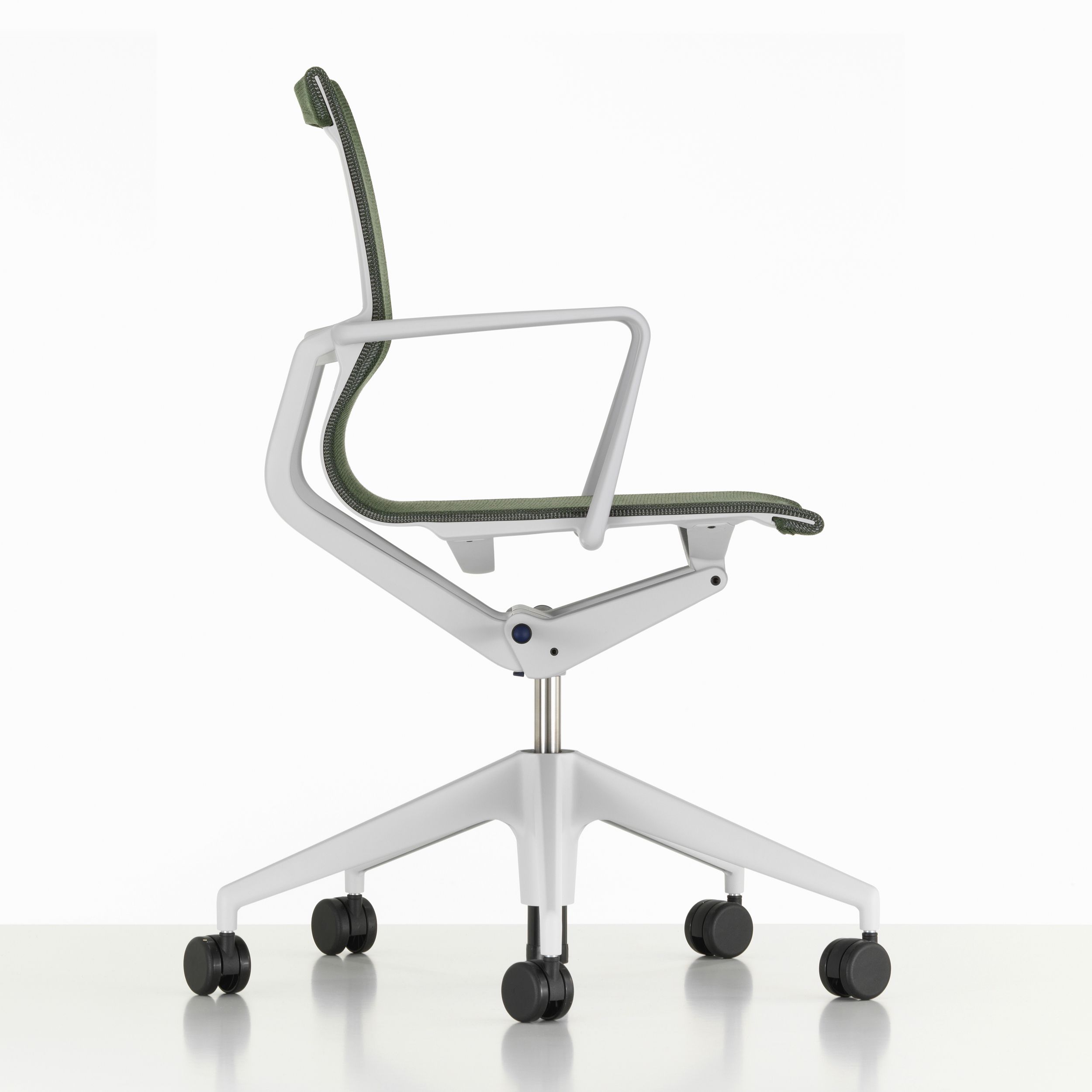 Bürostuhl Physix von Vitra in Stoff TrioKnit schilf als Freisteller in seitlicher Ansicht.