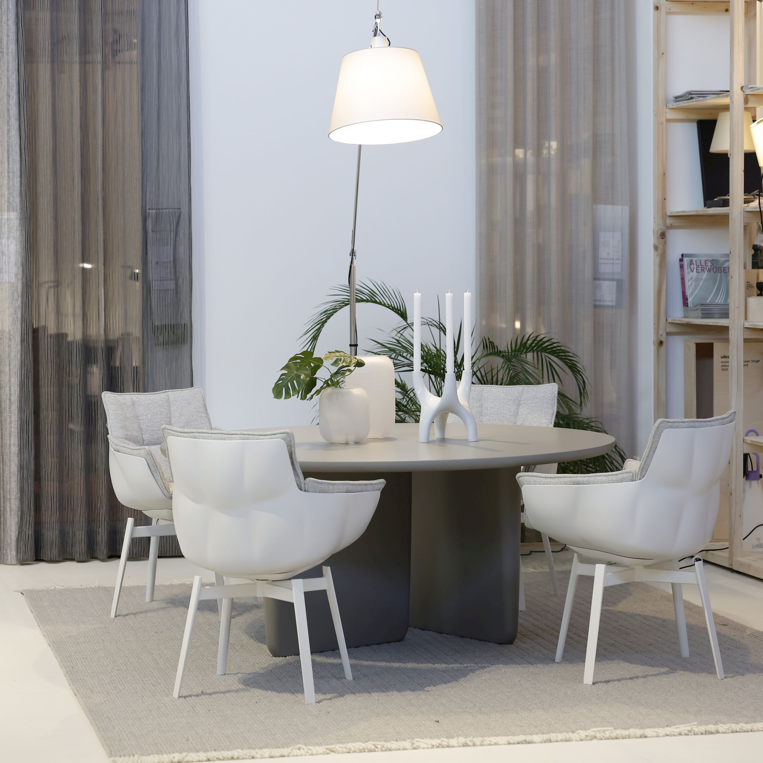 Moderne Tischgruppe bestehend aus rundem Esstisch Tobi-Ishi und vier weißen, gepolsterten Stühlen Husk von B&B Italia in einem hellen und gemütlichen Ambiente.