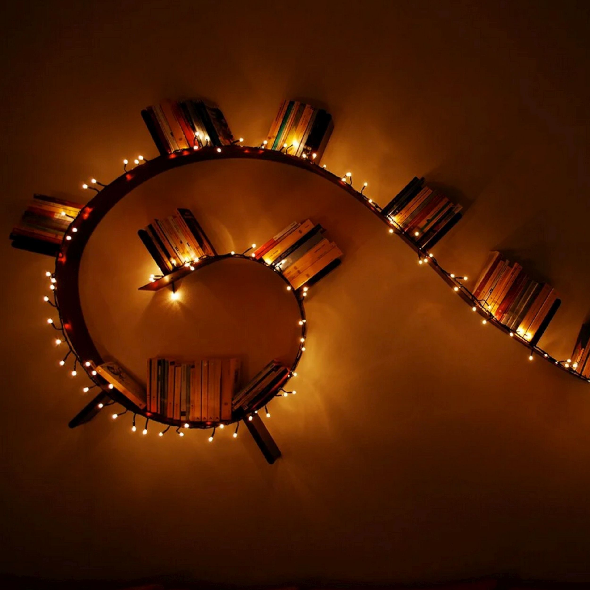 Regal Bookworm von Kartell in schwarz als Milieubild beleuchtet.