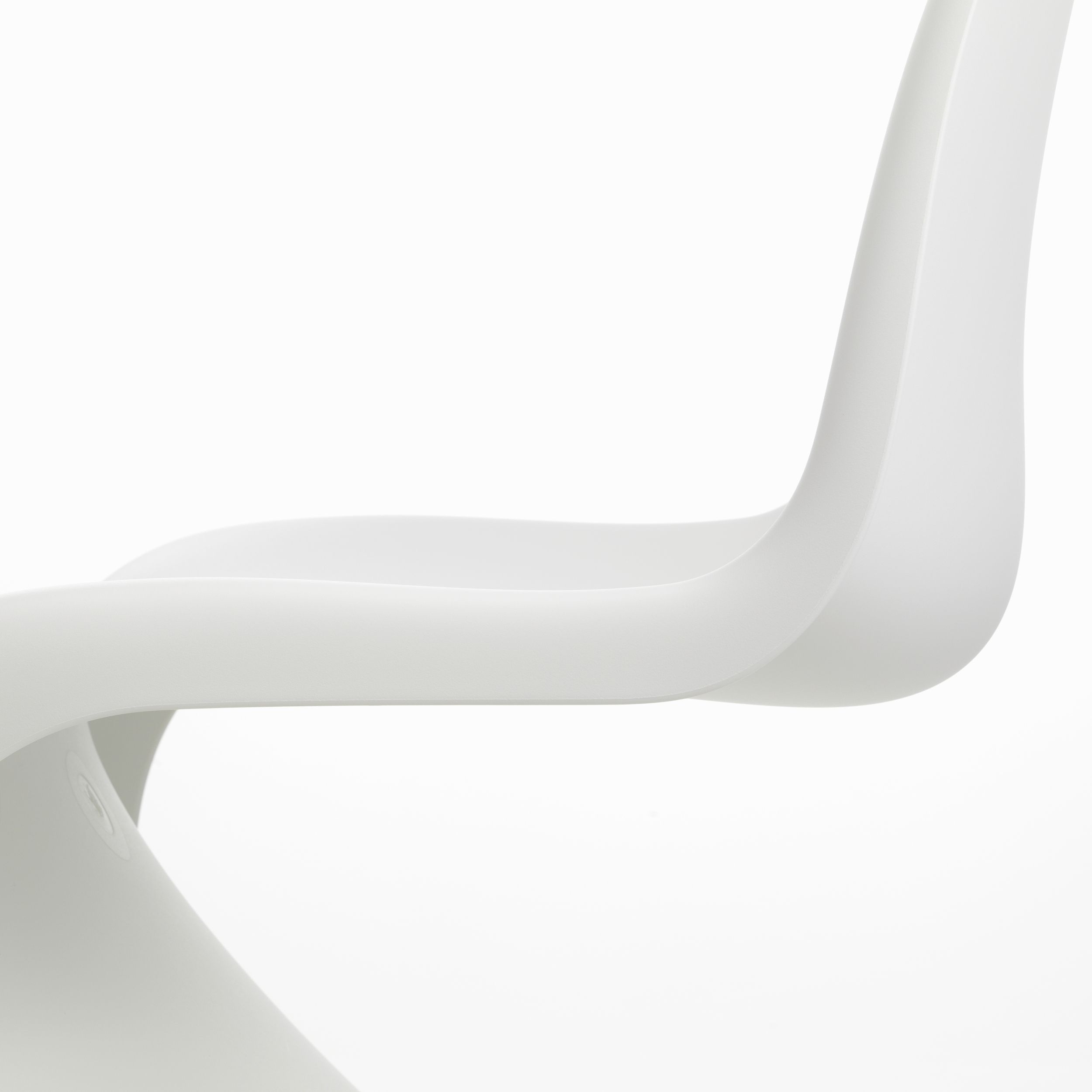 Schalenstuhl Panton Chair von Vitra in alter Höhe in weiß in Detailaufnahme.