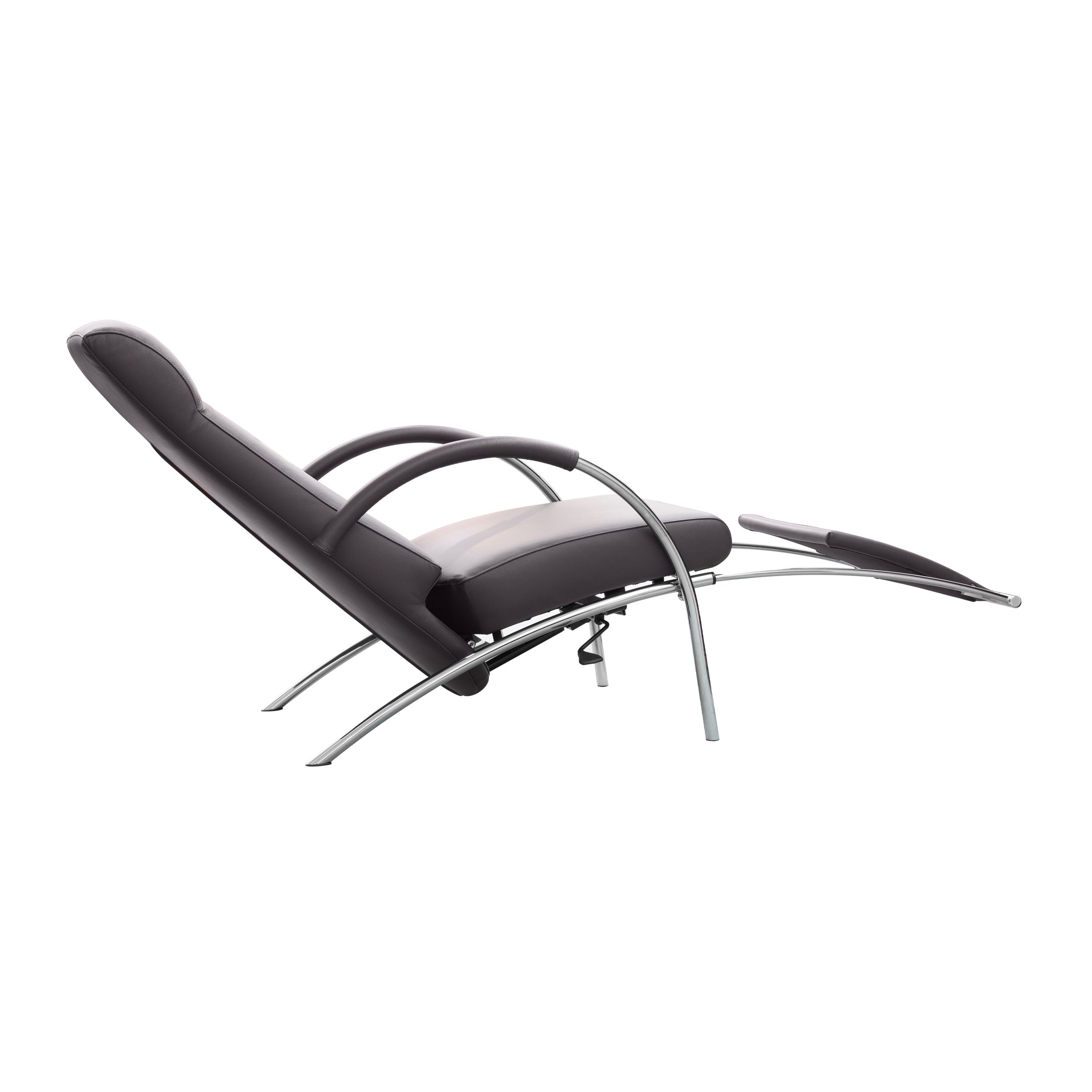 Zu sehen ist ein leichter Relaxsessel, Modell Curve von ipDesign, in seitlicher Ansicht. Der Sessel ist mit grauem Leder bezogen und hat eine hohe Rückenlehne und offene Armlehnen; das geschwungene Gestell ist glänzend verchromt. Die Rückenlehne ist bis i