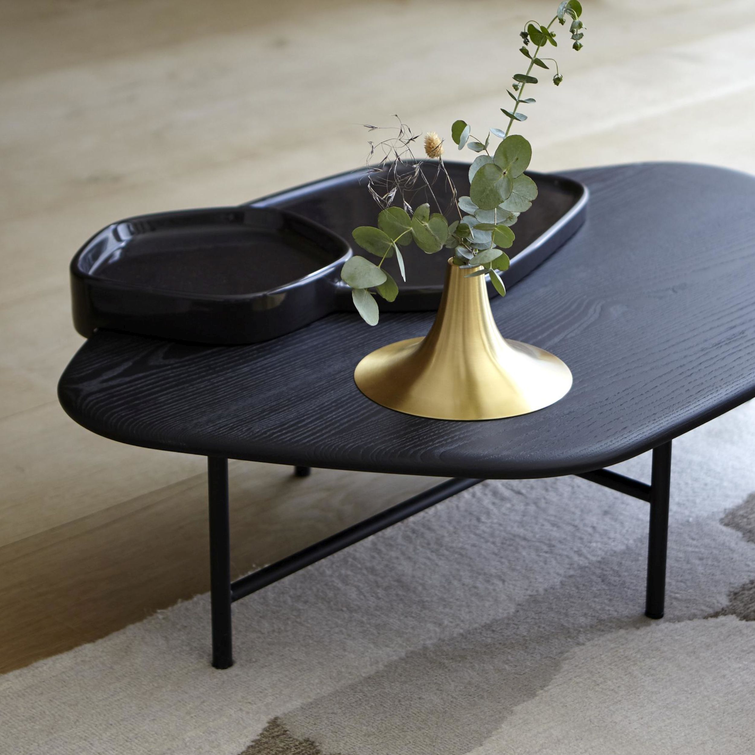 Couchtisch Lewa von Ligne Roset in schwarz als Milieubild.