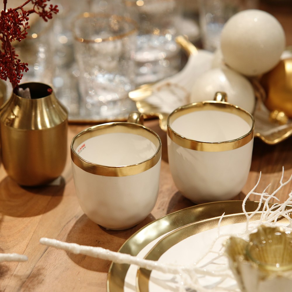 Accessoires und Geschirr in Weiss und Gold