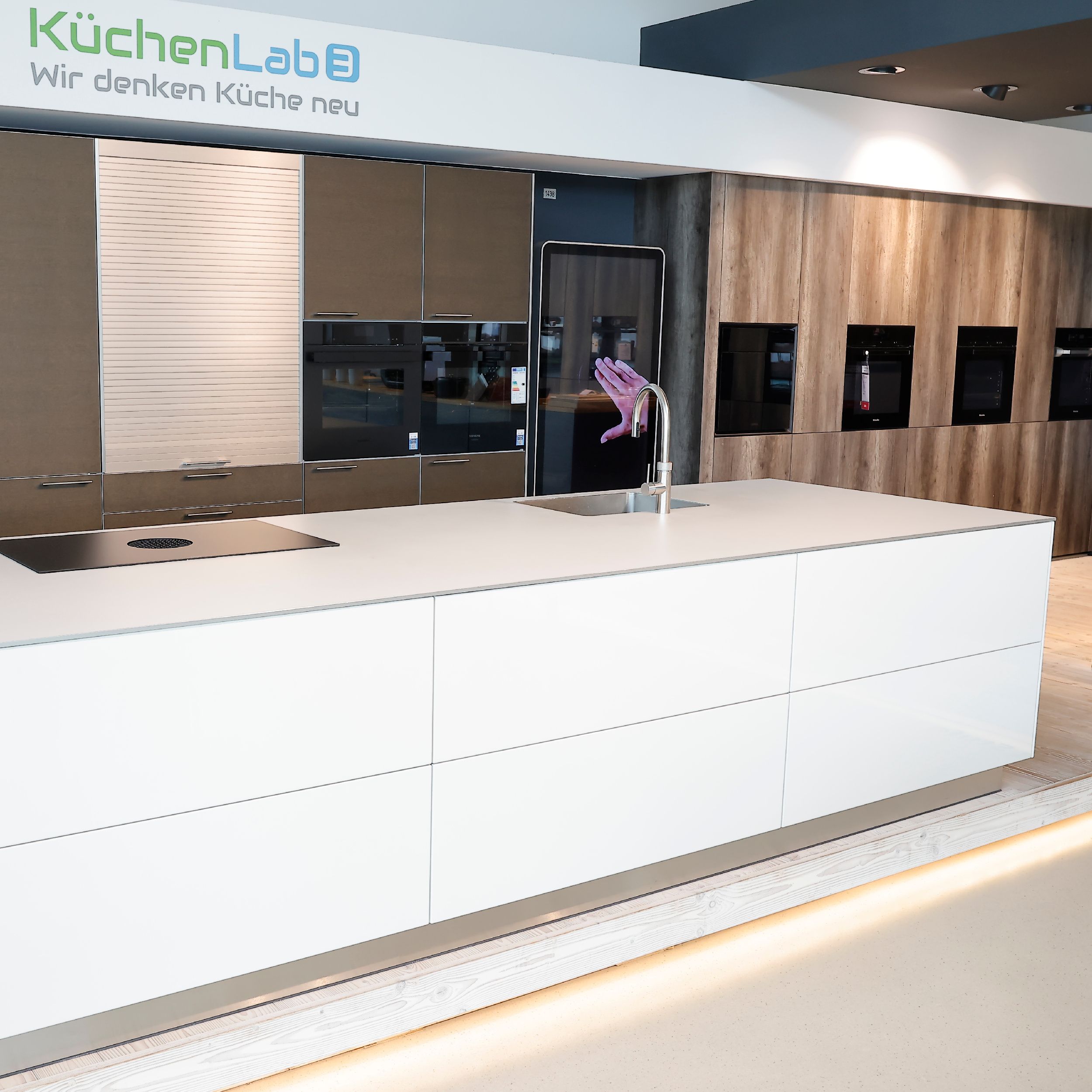 zu sehen ist die Musterküche von Bulthaup mit der restlichen Ansicht der Küche in weiß