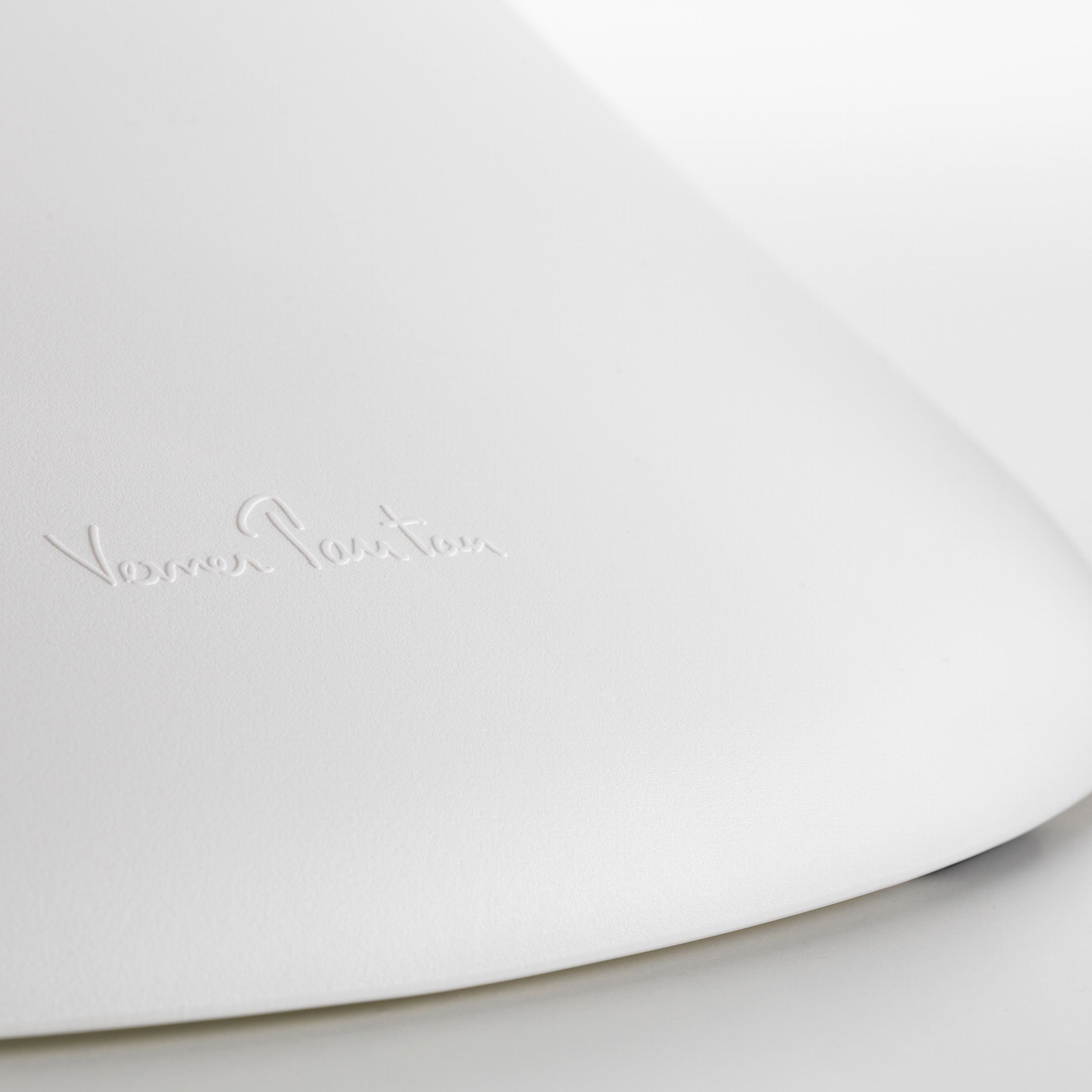 Schalenstuhl Panton Chair von Vitra in alter Höhe in weiß in Detailaufnahme der Signatur.
