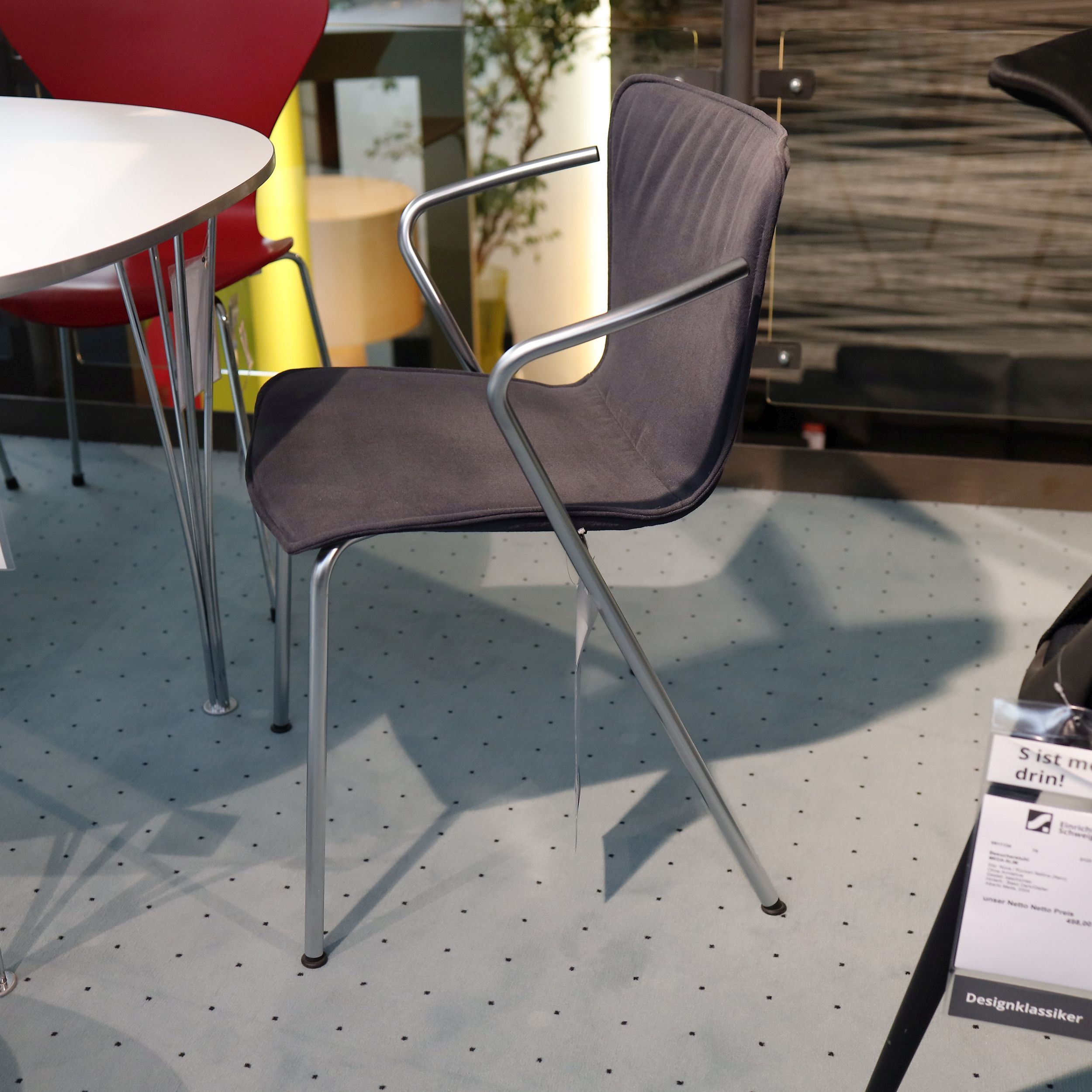 Armlehnstuhl Vicoduo von Fritz Hansen in grau im Milieubild.
