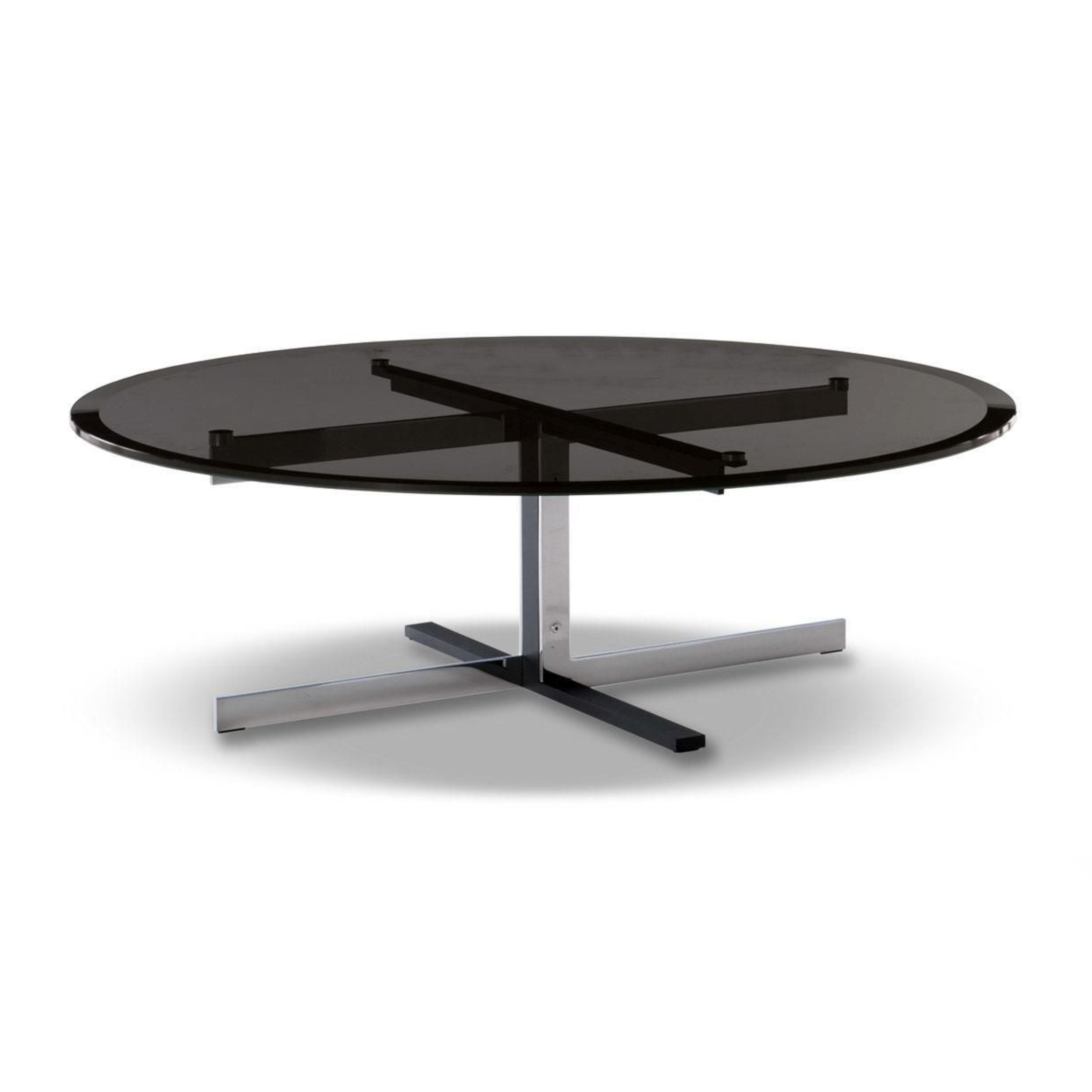 Couchtisch Catlin von Minotti mit Rauchglasplatte und Schwarzchrom-Gestell als Freisteller.