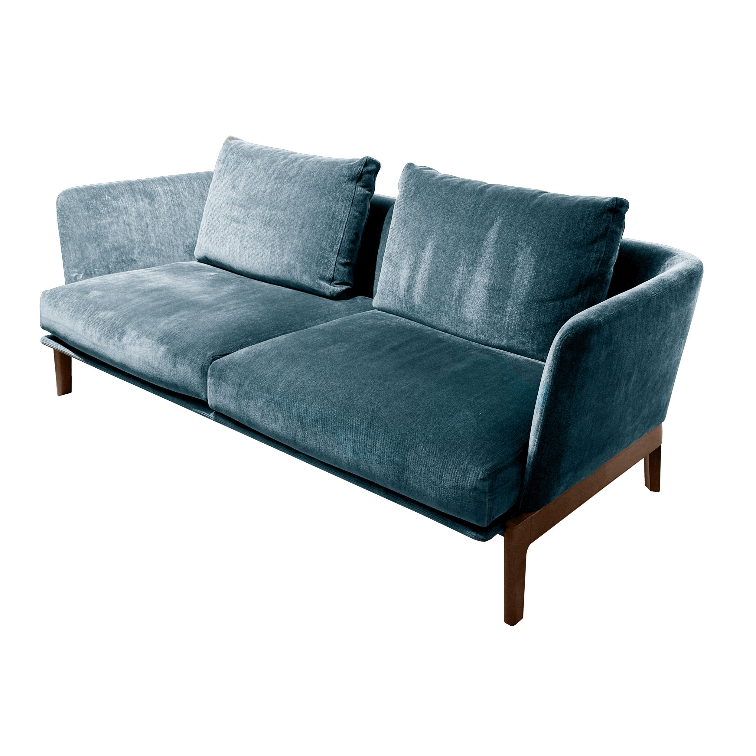 Sofa Chelsea von Molteni in blau als Freisteller.