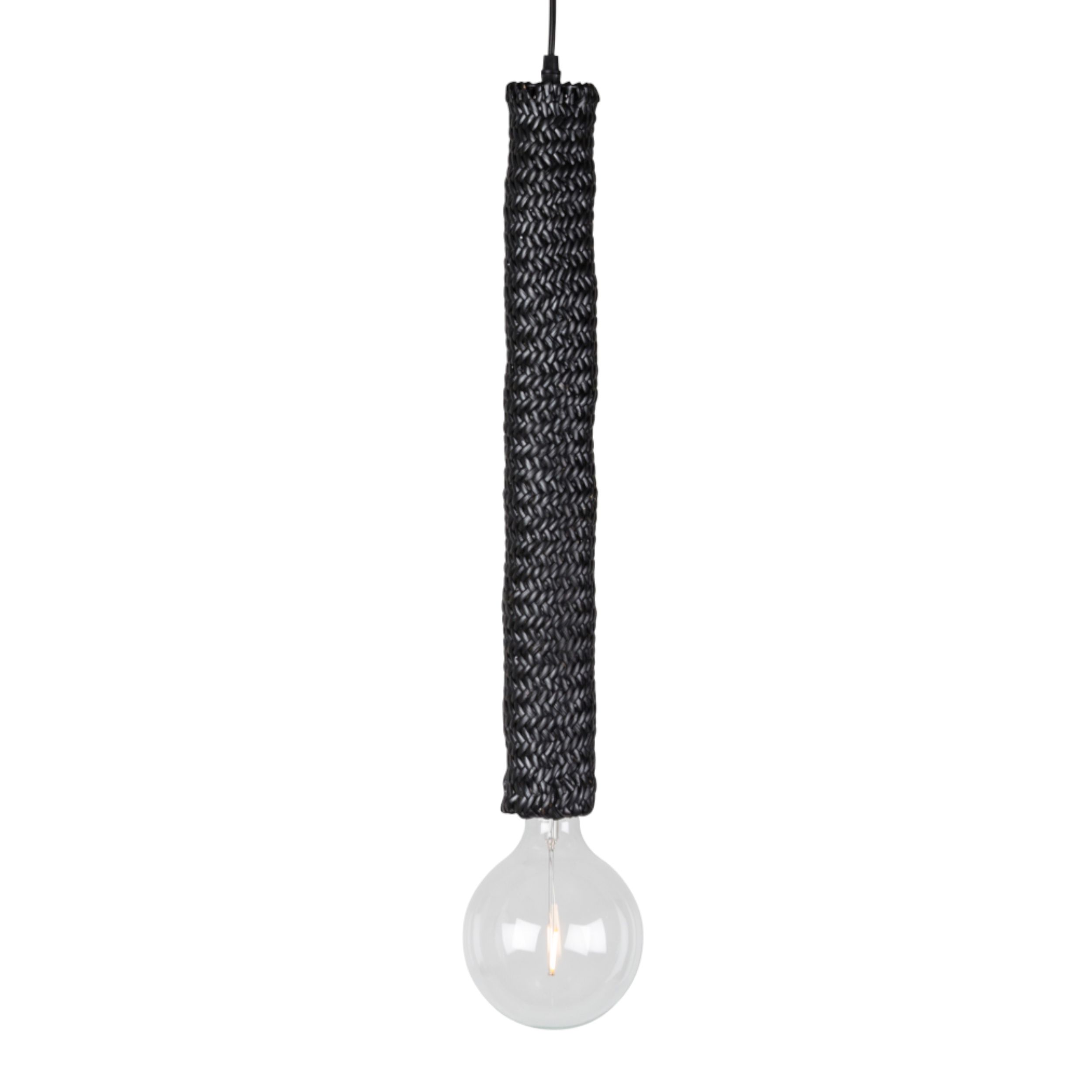 Nahaufnahme der schwarzen Boho-Pendelleuchte zur Veranschaulichung des schwarz geflochtenen Rattanzylinders und einer runden Globe-Glühbirne.