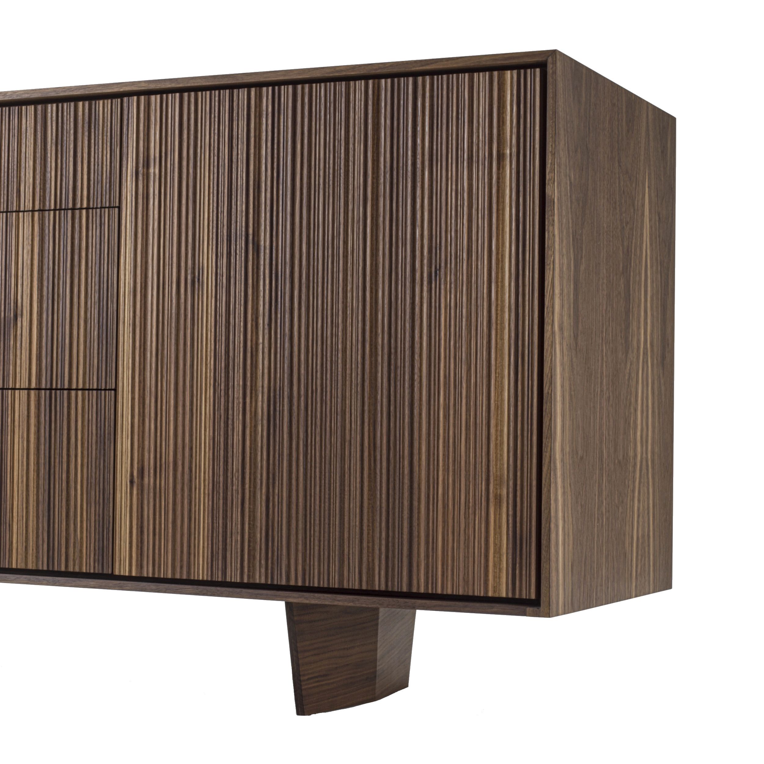 Sideboard Vela von Riva in Nussbaum, Detailbild Füße.