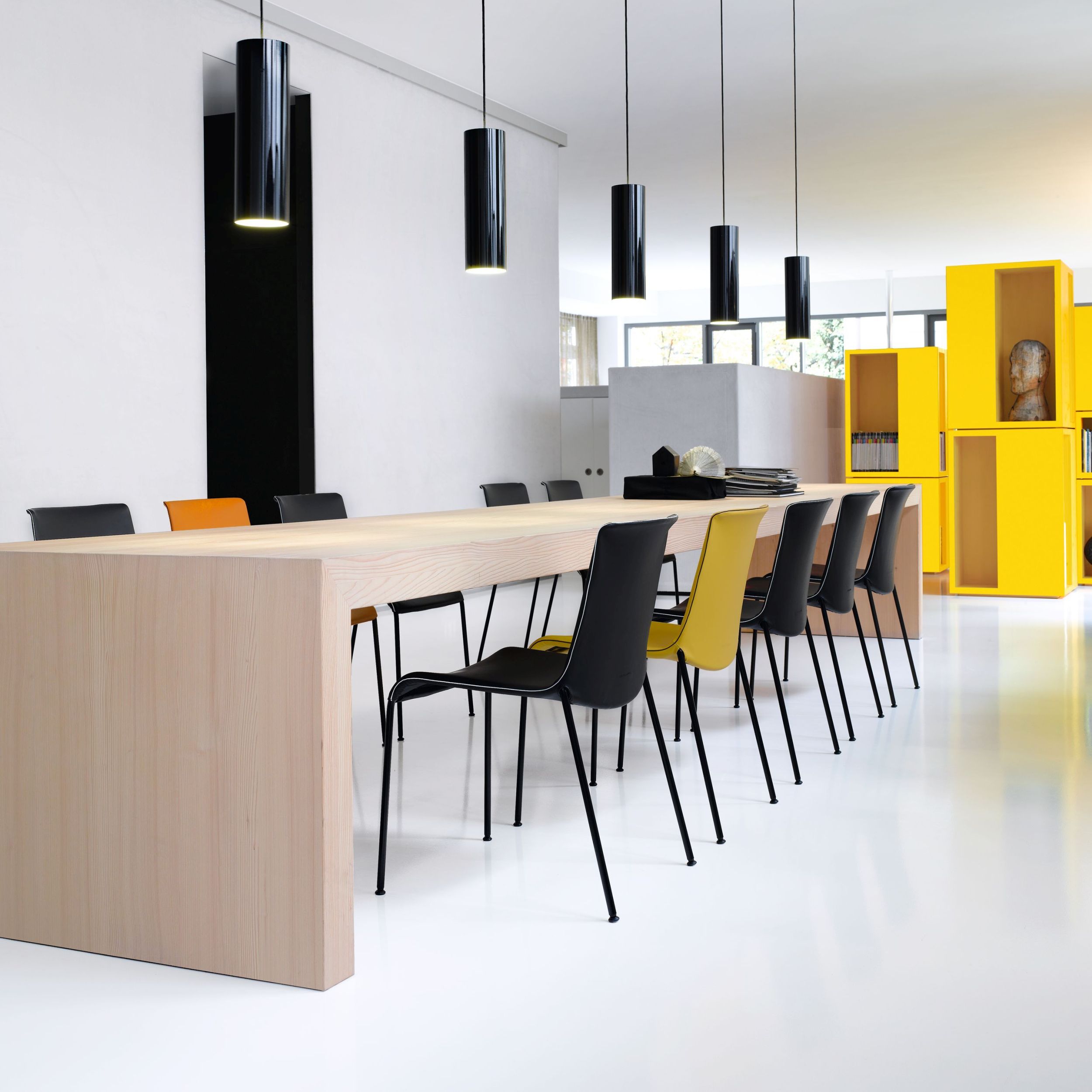 Stuhl LIZ 1306 von Walter Knoll in verschiedenen Farben im Milieubild.