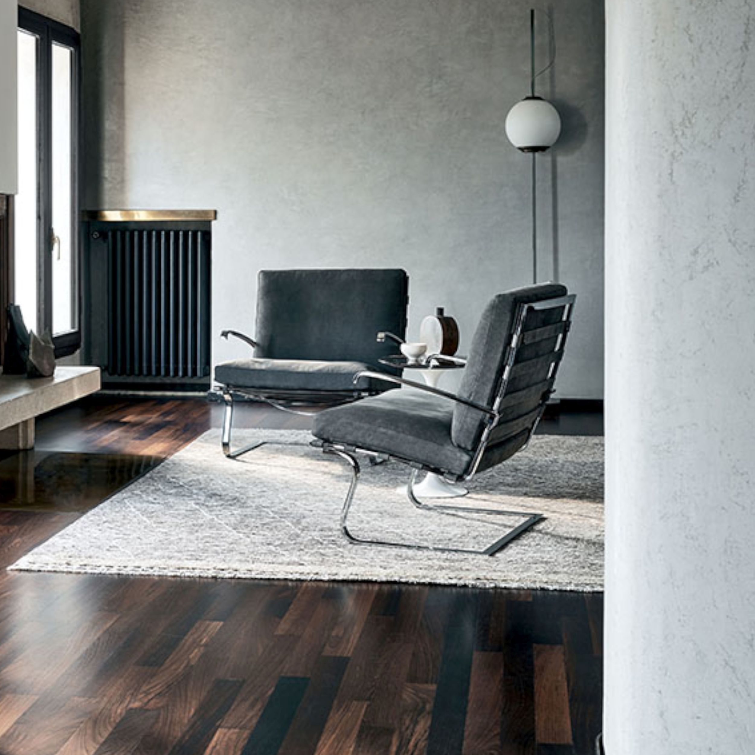 Tugendhat Chair von Knoll International in grauem Stoff als Milieubild.