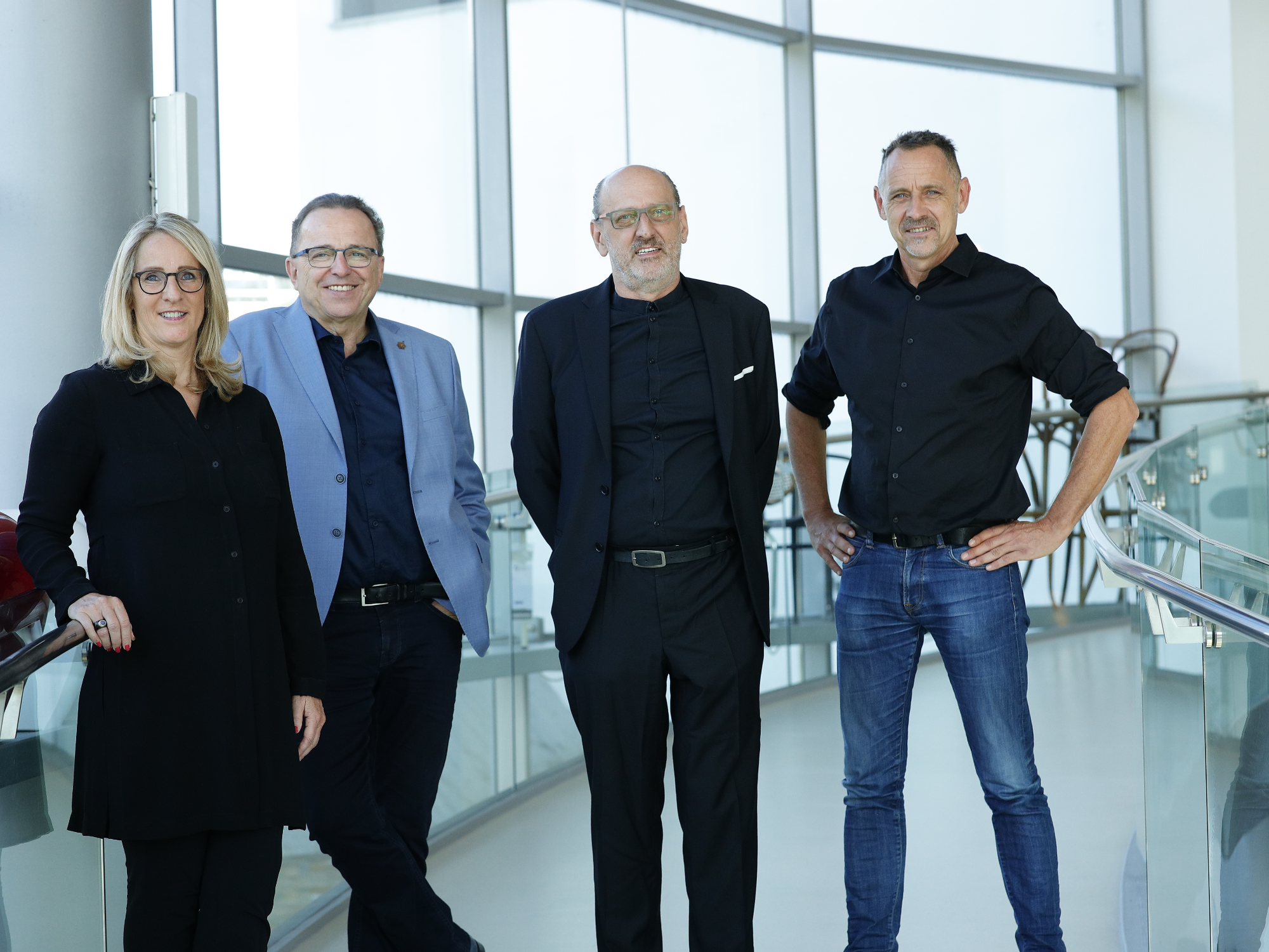 Freundliches Gruppenfoto der Familie Schweigert im Foyer des Einrichtunghauses von link s nach rechts Jacqueline Schweigert, Alf Schweigert, Thilo Schweigert und René Schweigert