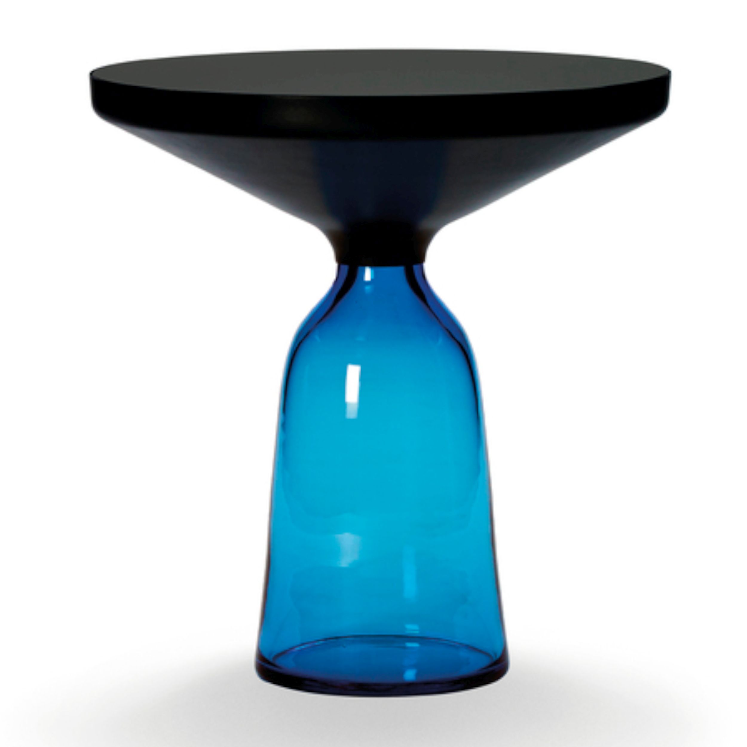 Ein runder Beistelltisch mit saphirblauem Glasfuß und schwarzer Tischplatte, Modell Bell Side Table von Classicon, vor einem weißen Hintergrund.