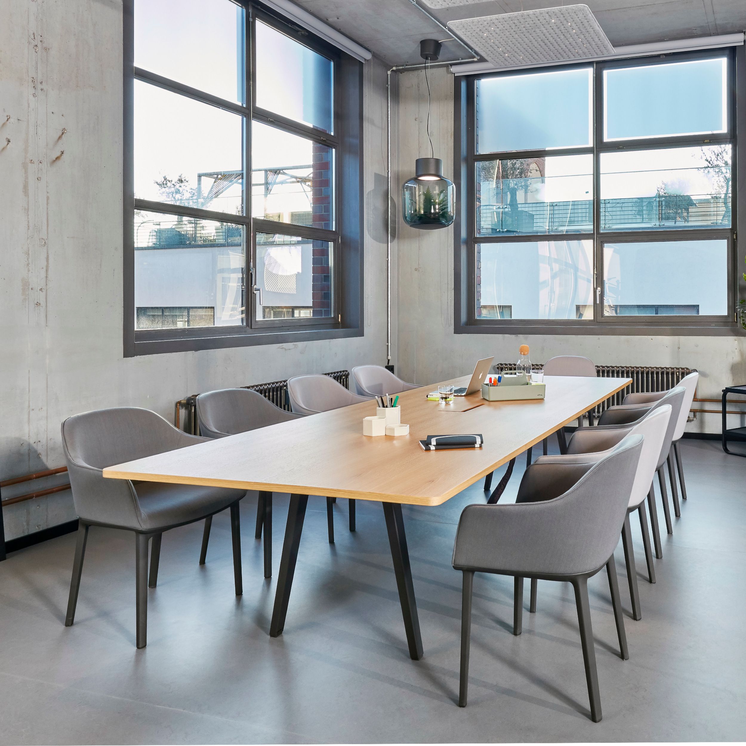 Armlehnstuhl Softshell Chair von Vitra in grauem Stoff als Milieubild.