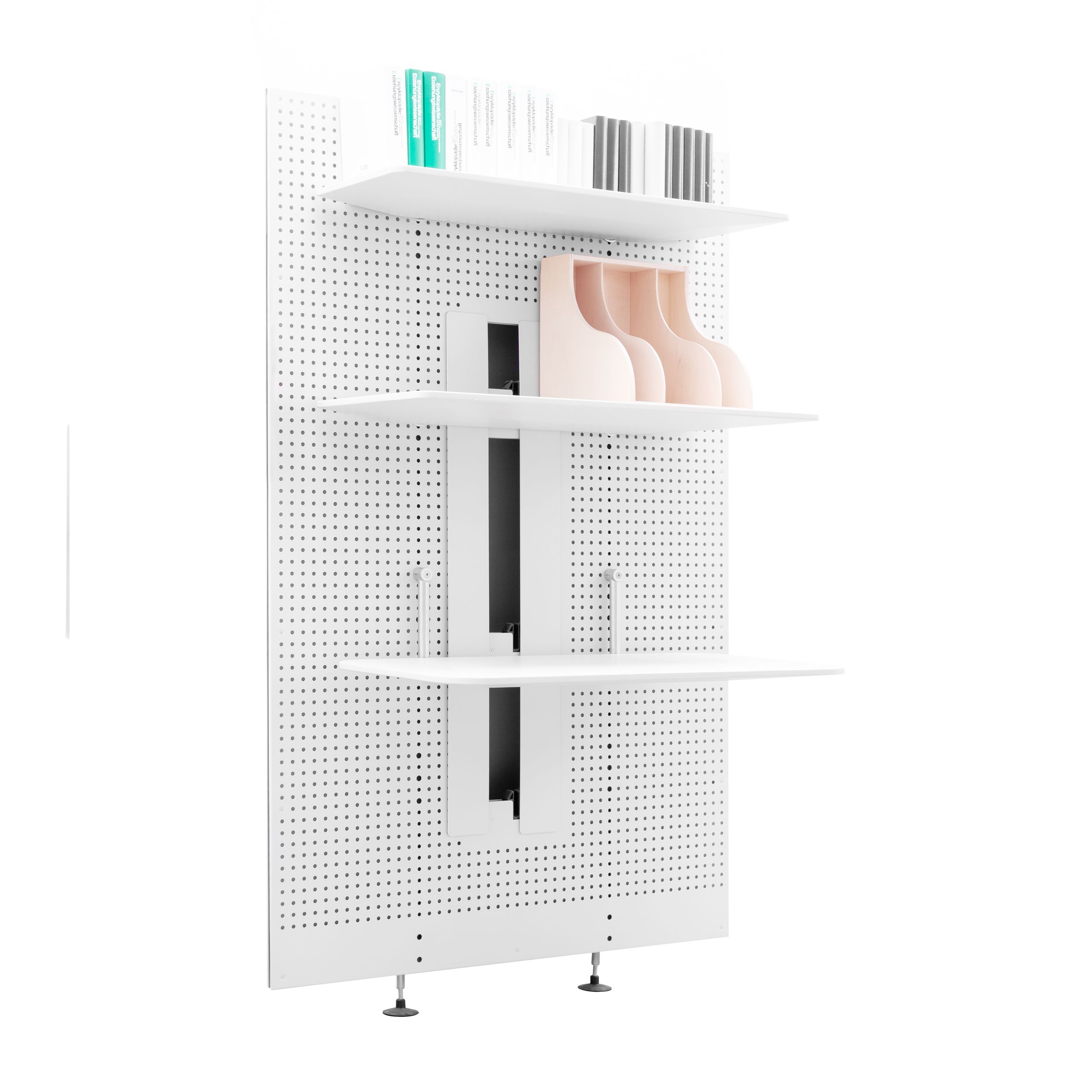 Zu sehen ist ein weißgraues, wandbefestigtes Regal Ad Hocc Mono von Vitra mit Lochrückwand vor einem weißem Hintergrund.