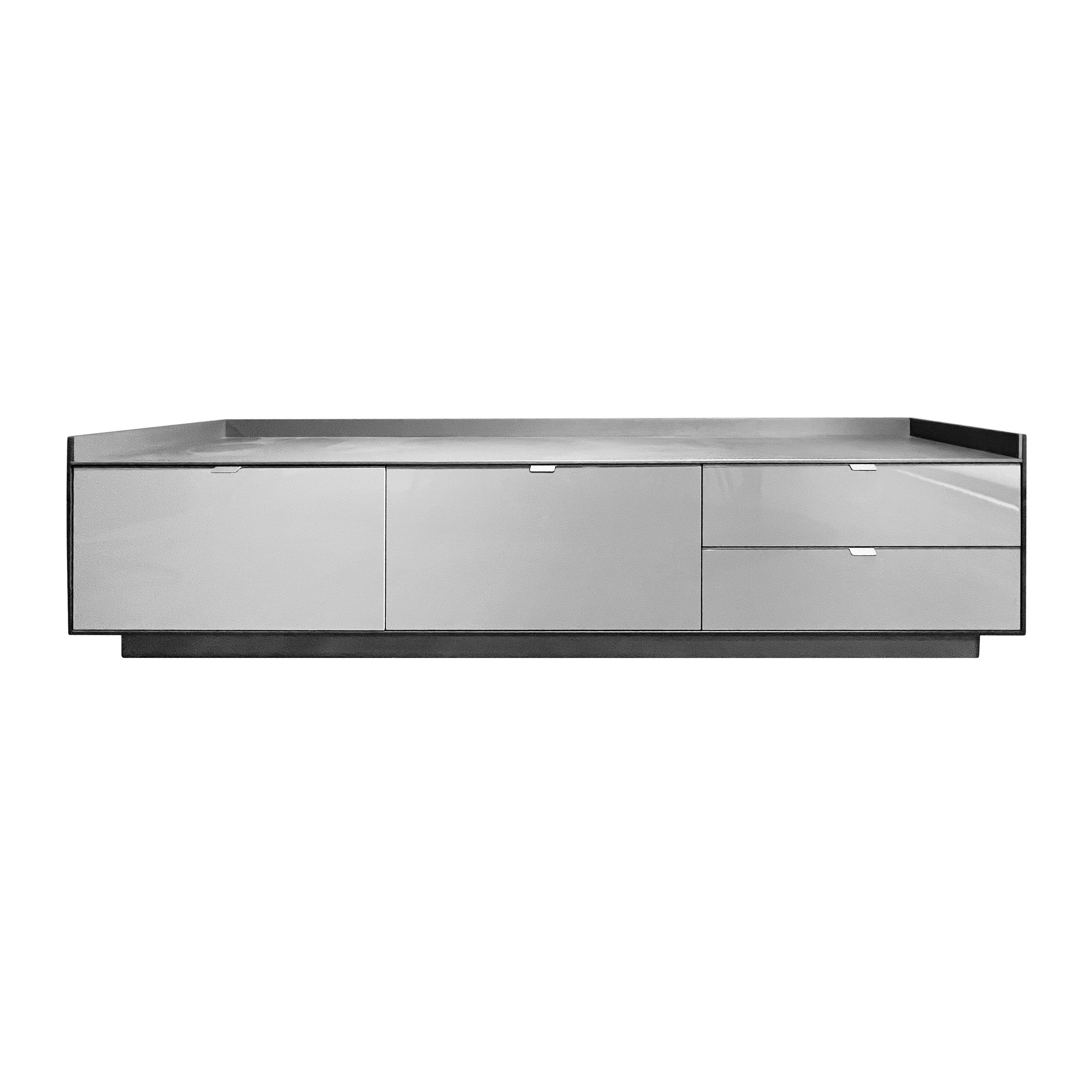 Sideboard Darren von Minotti in Eschfurnier und grauem Lack als Freisteller frontal.