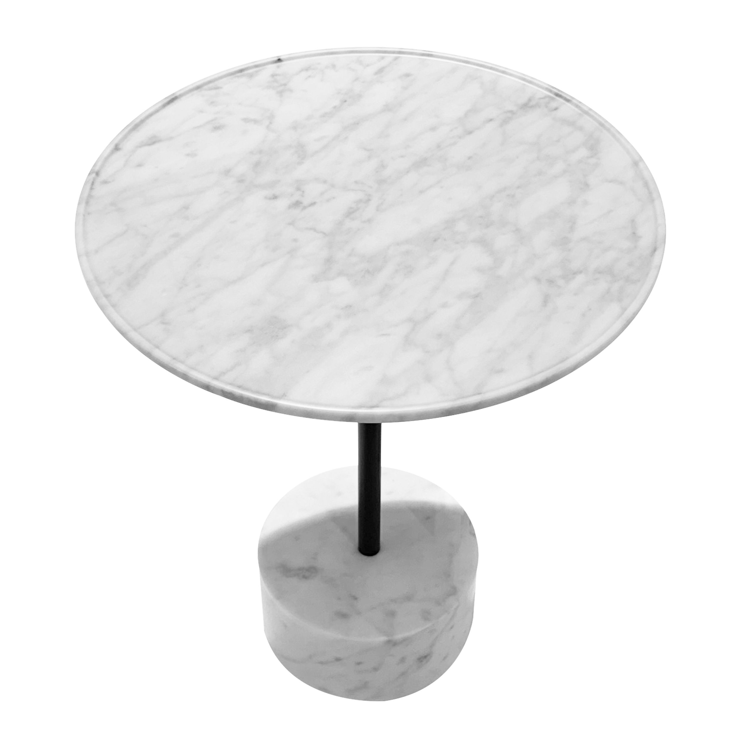 Runder Beistelltisch, Modell "9" von Cassina, mit Platte und Sockel aus weißem Marmor in schräger Draufsicht vor einem weißen Hintergrund.