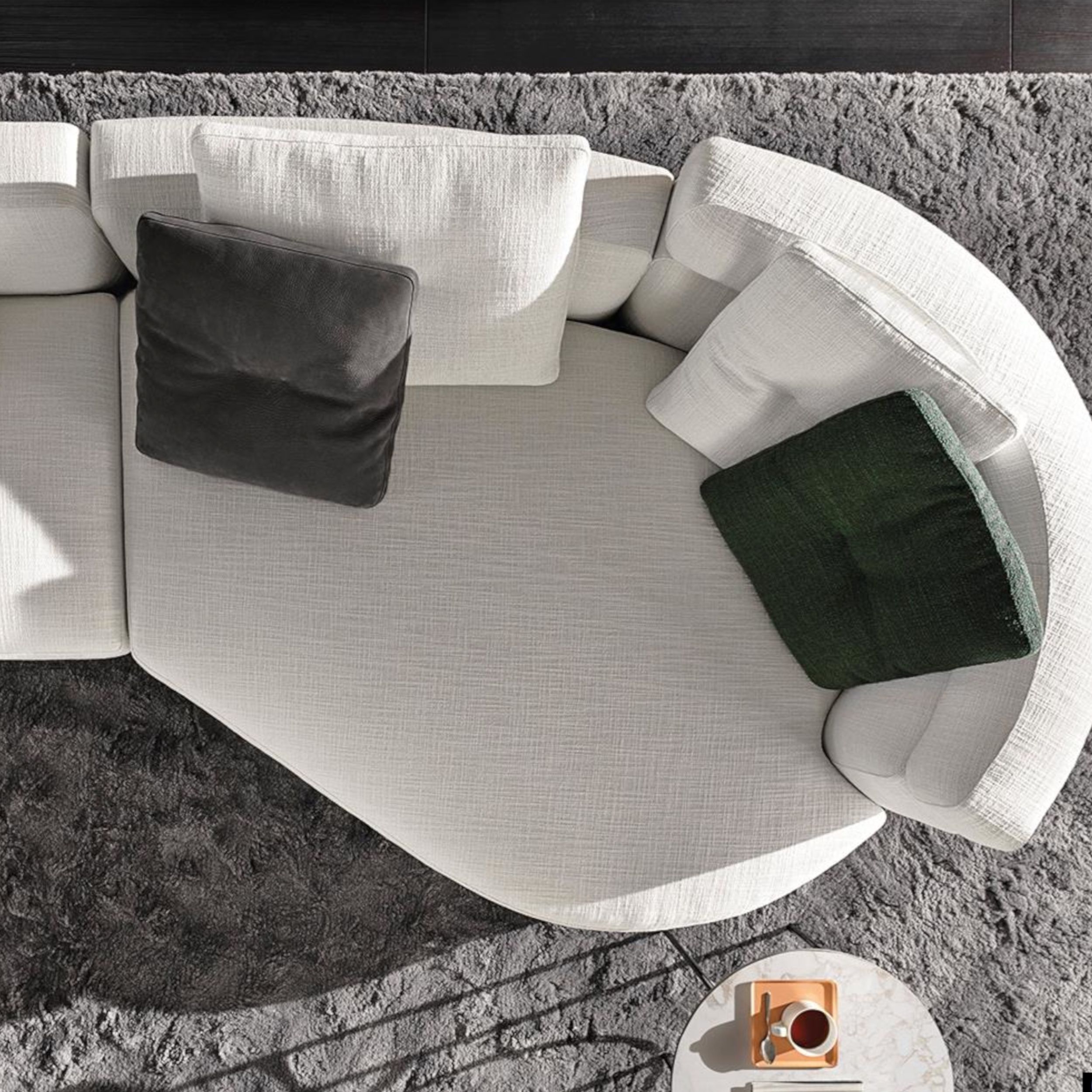 Sofa Alexander von Minotti in weißem Stoff als Milieubild.