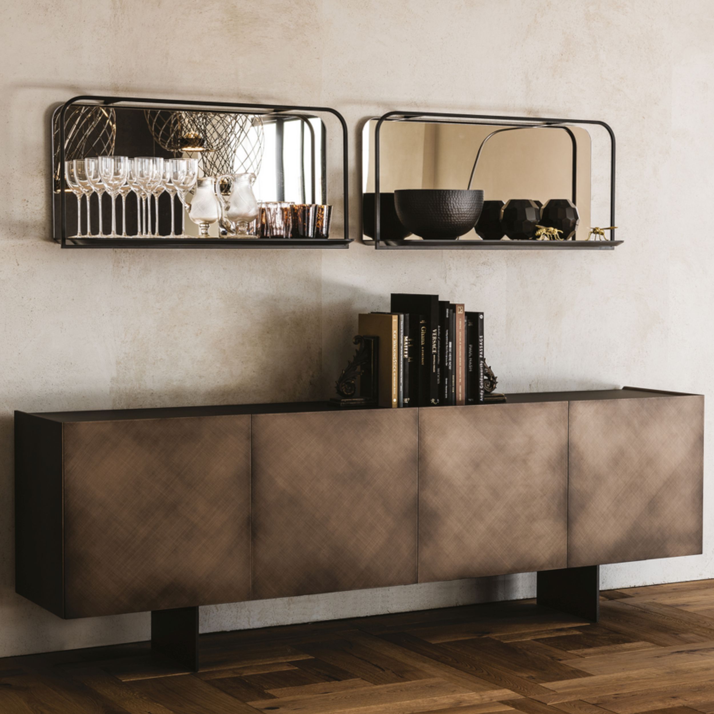 Ein bronzefarbenes Sideboard, Modell Arizona von Cattelan Italia, steht vor einer marmorierten Wand; über dem Sidebaord hängen zwei verspiegelte Regale.