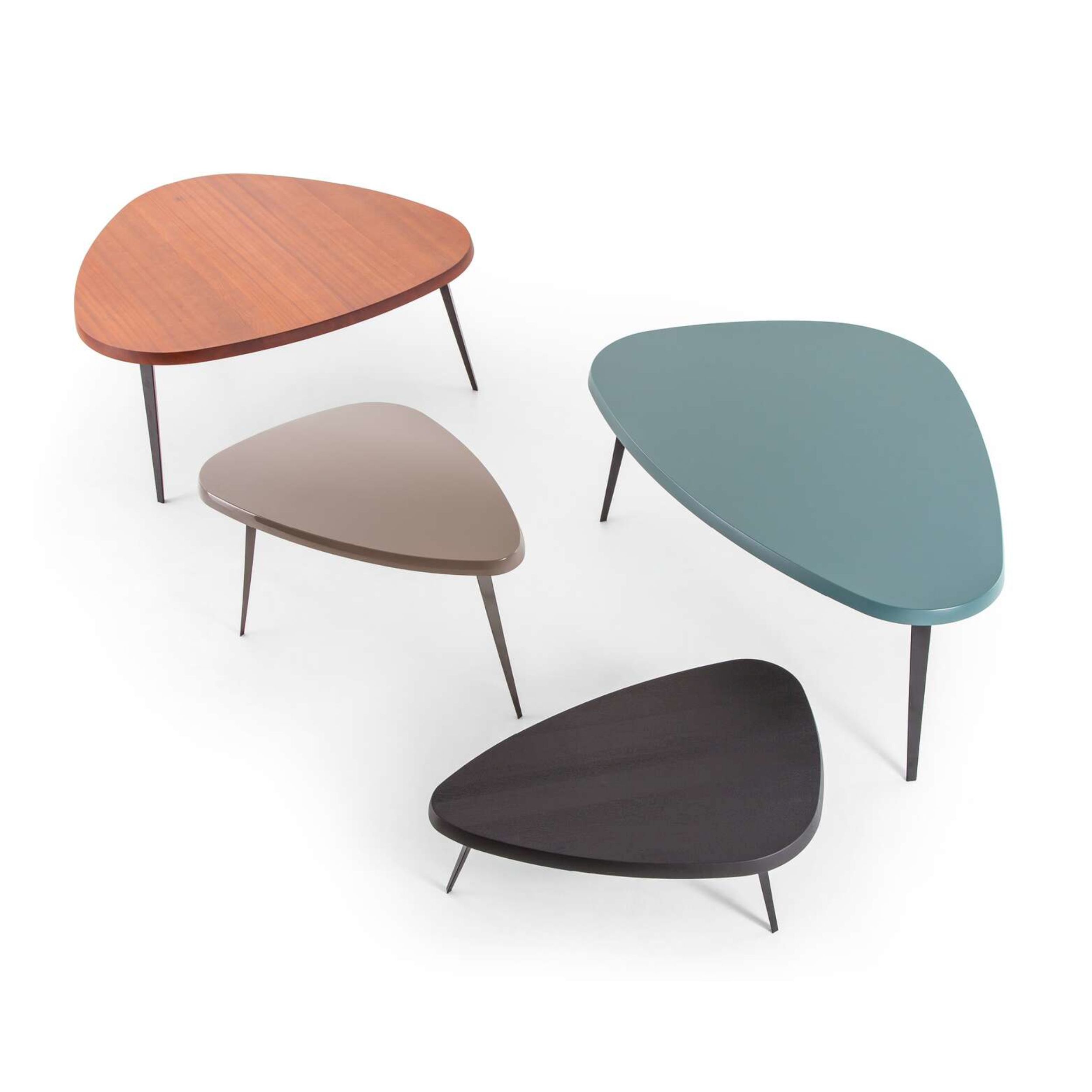Mehrere Couchtische Modell Mexique 527 von Cassina in unterschiedlichen Farben und Größen im Gruppenbild vor weißem Hintergrund.