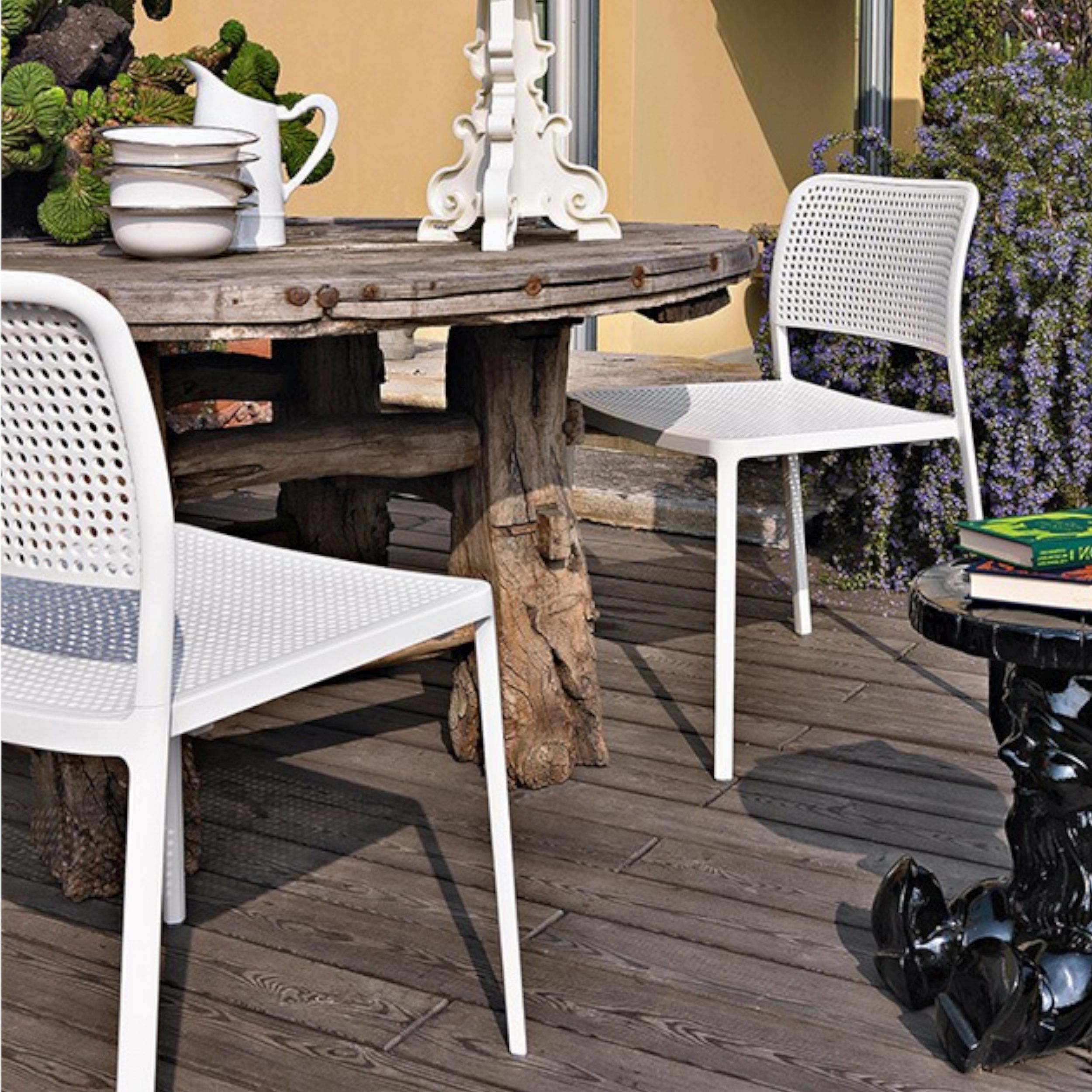 Gartenstuhl Audrey von Kartell in weiß als Milieubild.