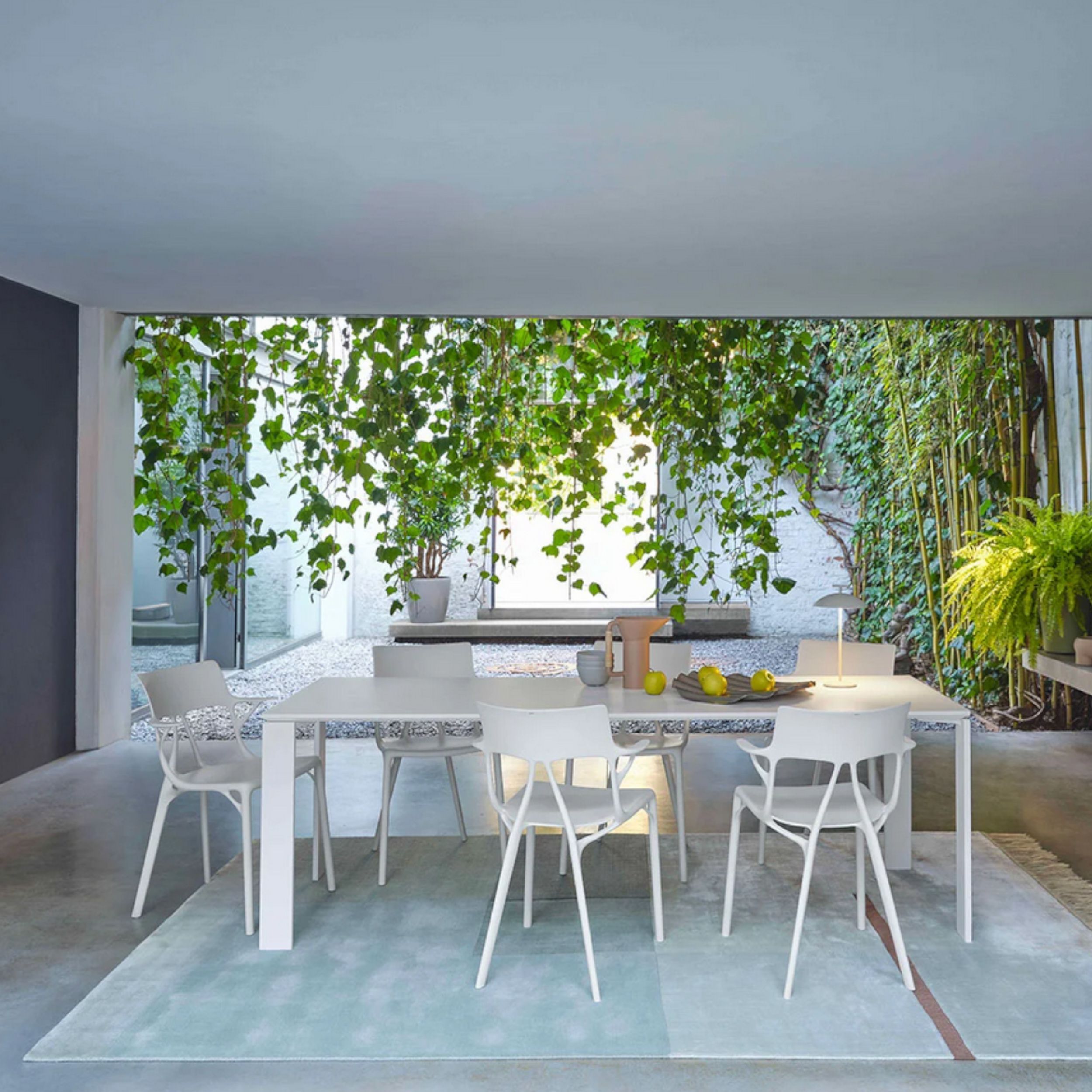 Gartenstuhl A.I. von Kartell in weiß im Milieubild in Essgruppe.