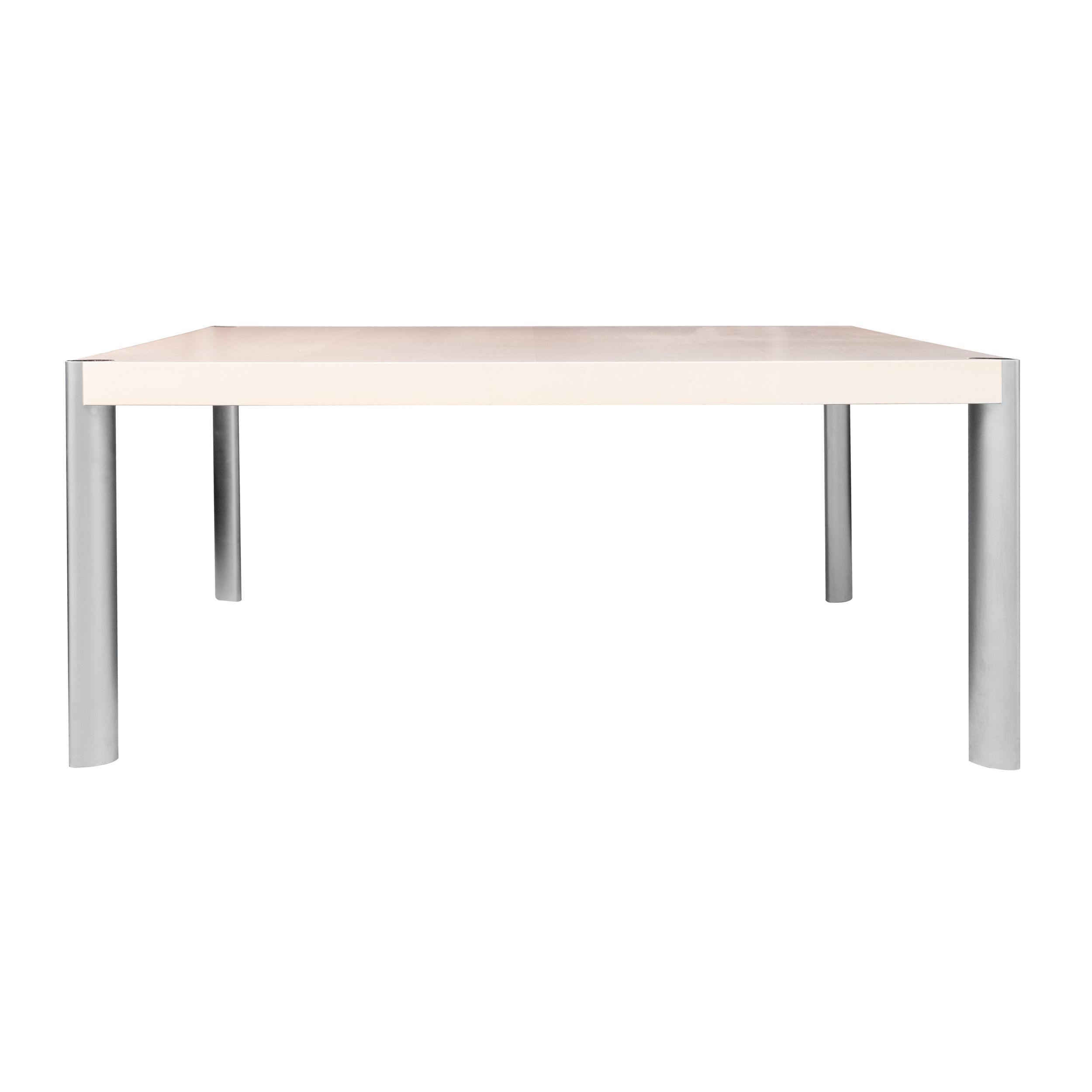 Moderner Couchtisch Silenzio von Ronald Schmitt mit heller Holzplatte in seitlicher Ansicht vor weißem Hintergrund. Der Tisch ist quadratisch und hat Metallbeine mit elliptischem Querschnitt.