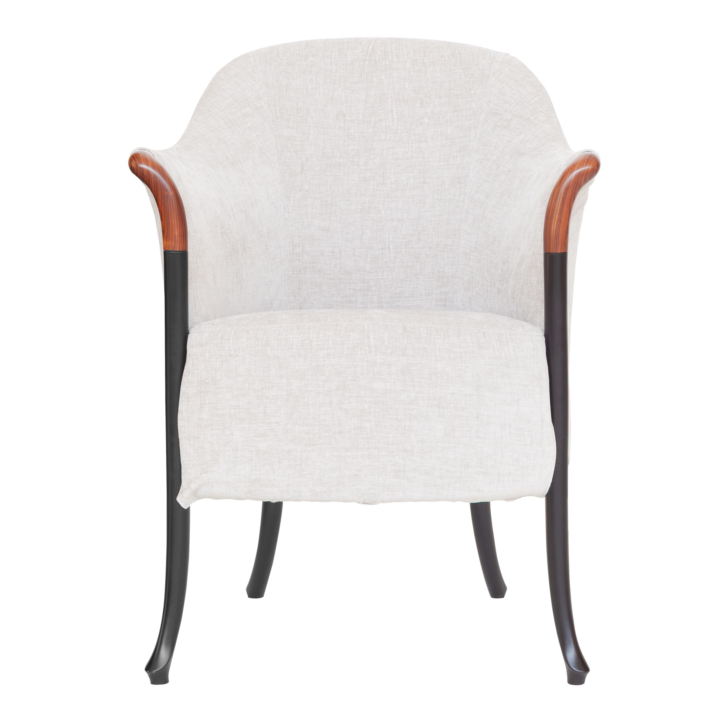Eleganter heller Sessel von Giorgetti mit schwarzem Holzgestell und komfortabler Polsterung in frontaler Ansicht vor einem weißen Hintergrund.
