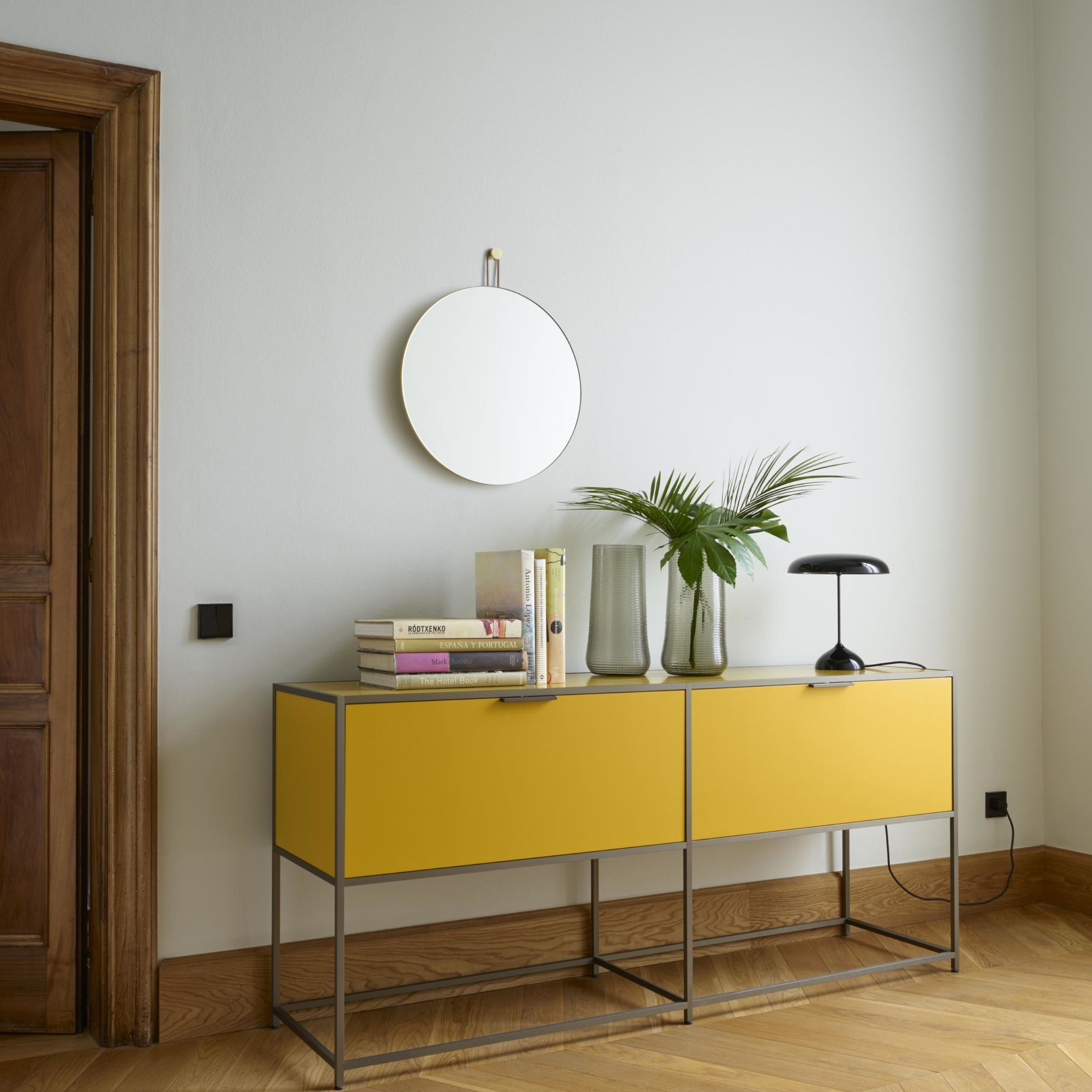 Konsole Dita von Ligne Roset in gelb im Milieubild.