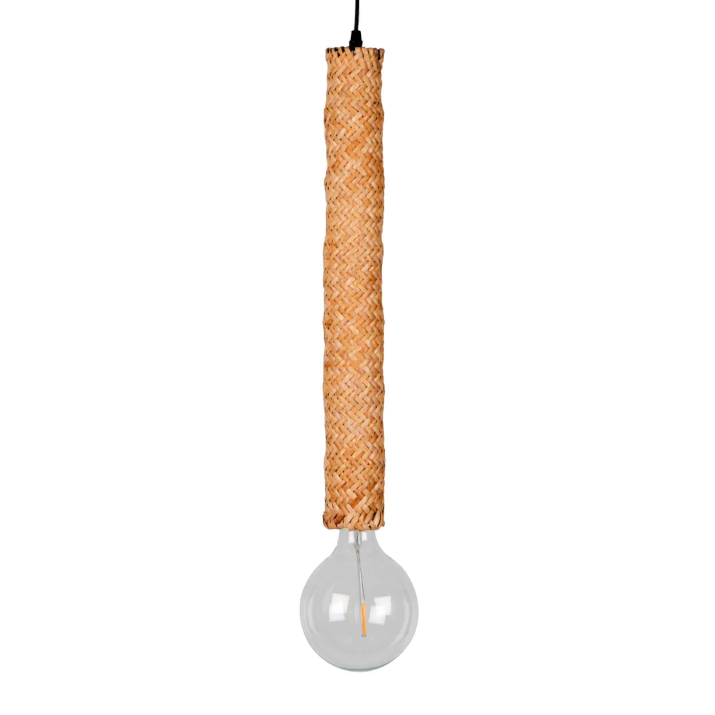 Detailansicht einer Hängelampe aus Naturmaterial mit gewebter Struktur und runder Glühlampe vor weißem Hintergrund.