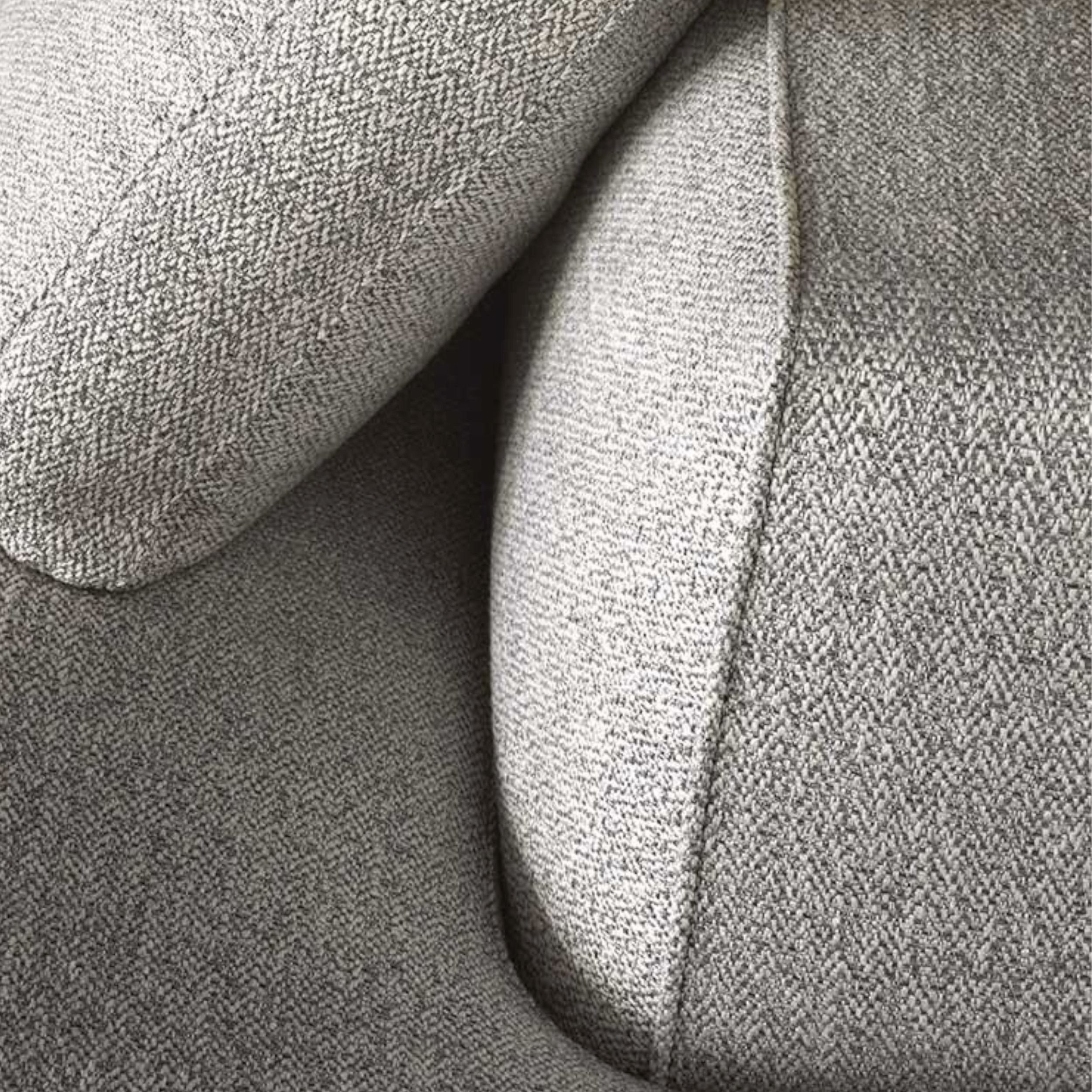 Sofa Powell von Minotti in grauem Stoff, Detailaufnahme.